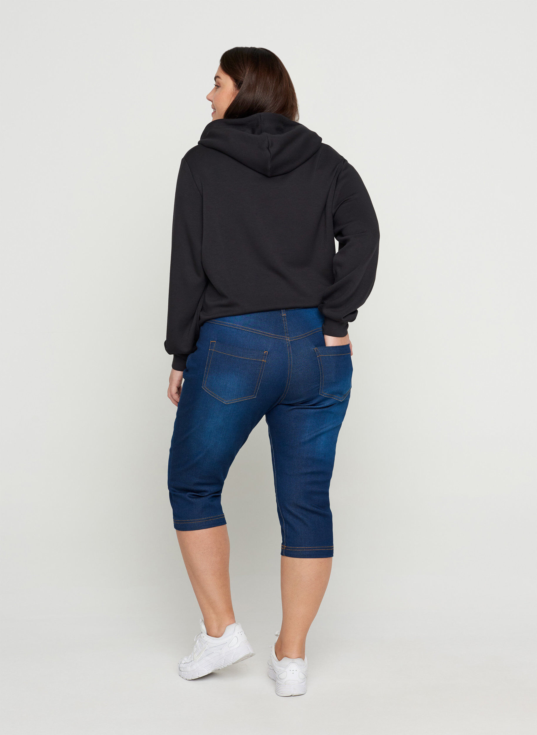 Zizzi Slim Fit Emily Capri Jeans, Blau, Model image number 1