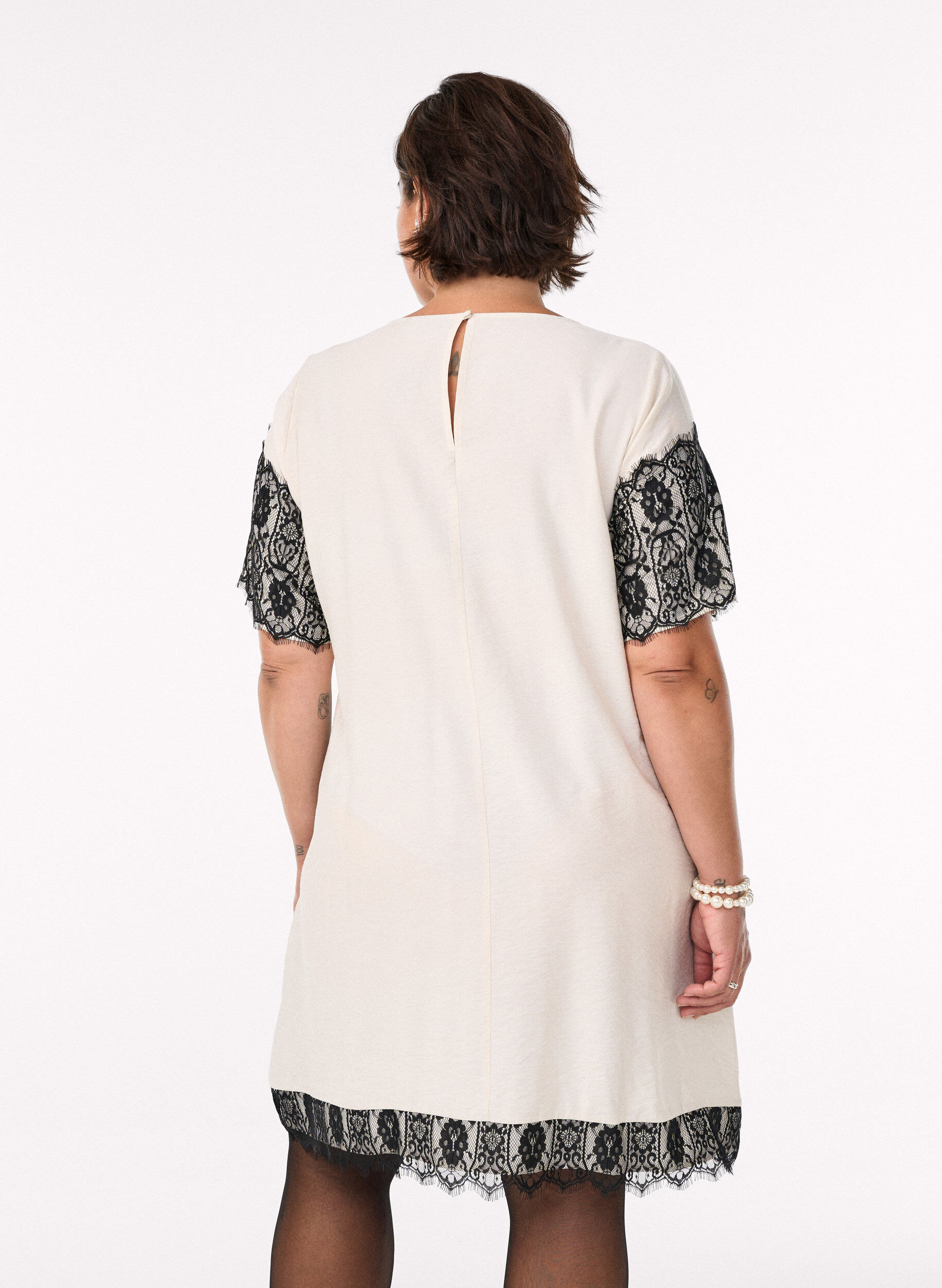 Zizzi Kurzes Kleid mit kontrastfarbenen Spitzeneins&auml;tzen, Beige, Model image number 2