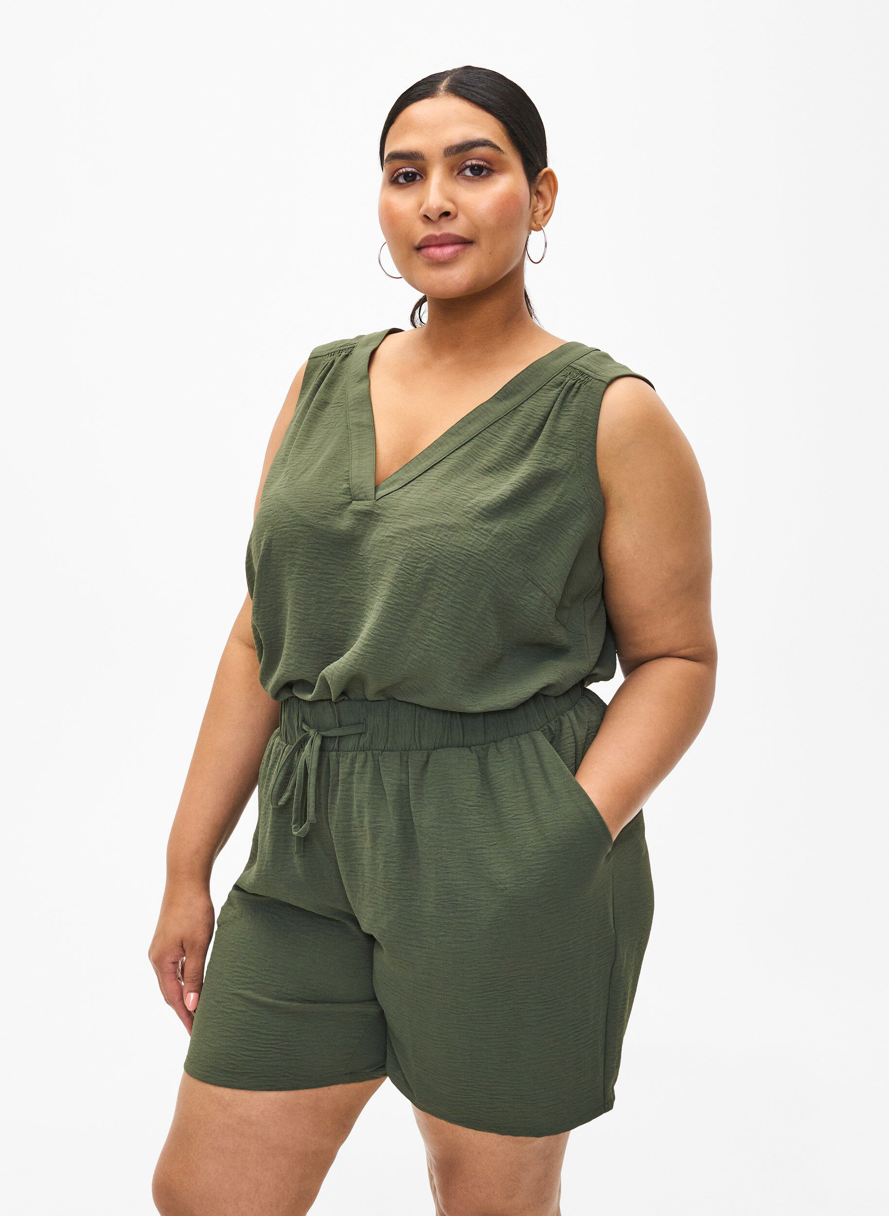 Kurze Hose mit Taschen und elastischem Bund, Gr&uuml;n, Model