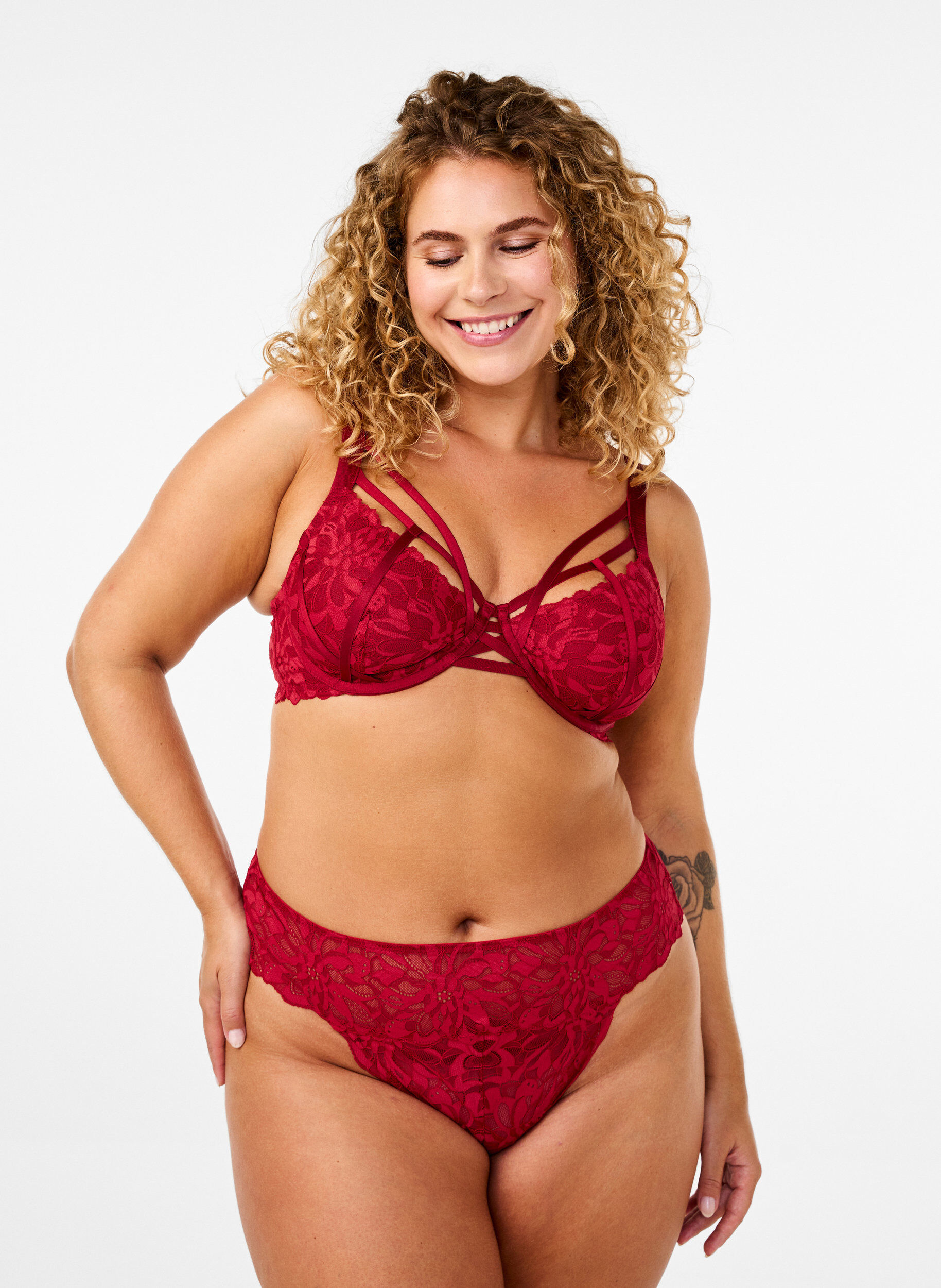 Zizzi String en dentelle &agrave; taille r&eacute;guli&egrave;re, Rouge, Model image number 0