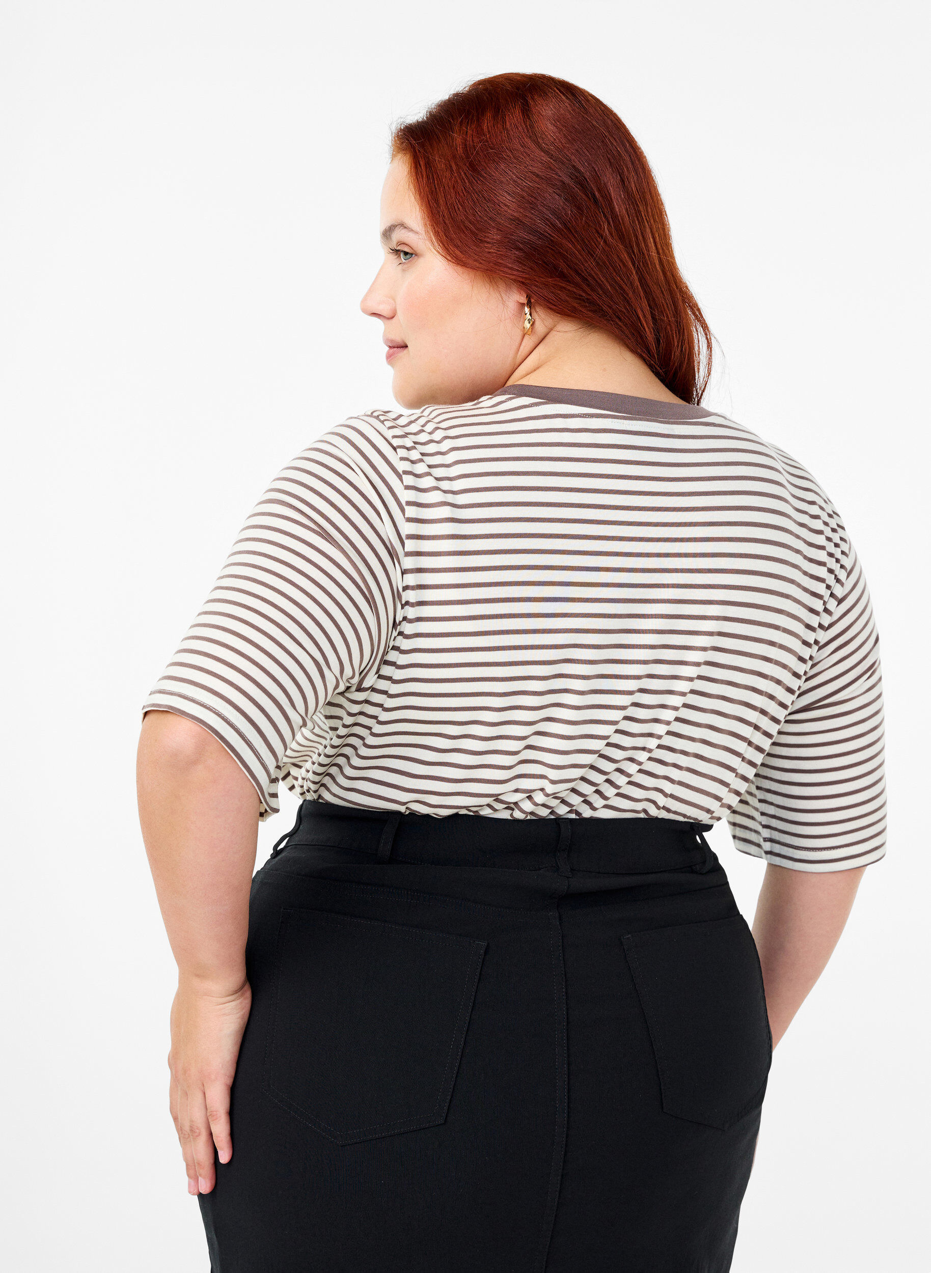 Zizzi T-shirt ray&eacute; en Lyocell &agrave; col rond, Camel, Model image number 2