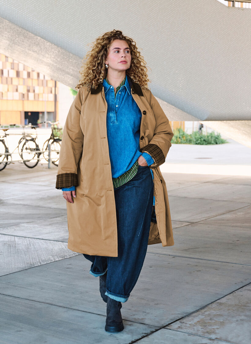 Denim d&eacute;contract&eacute; avec du caract&egrave;re, , Model