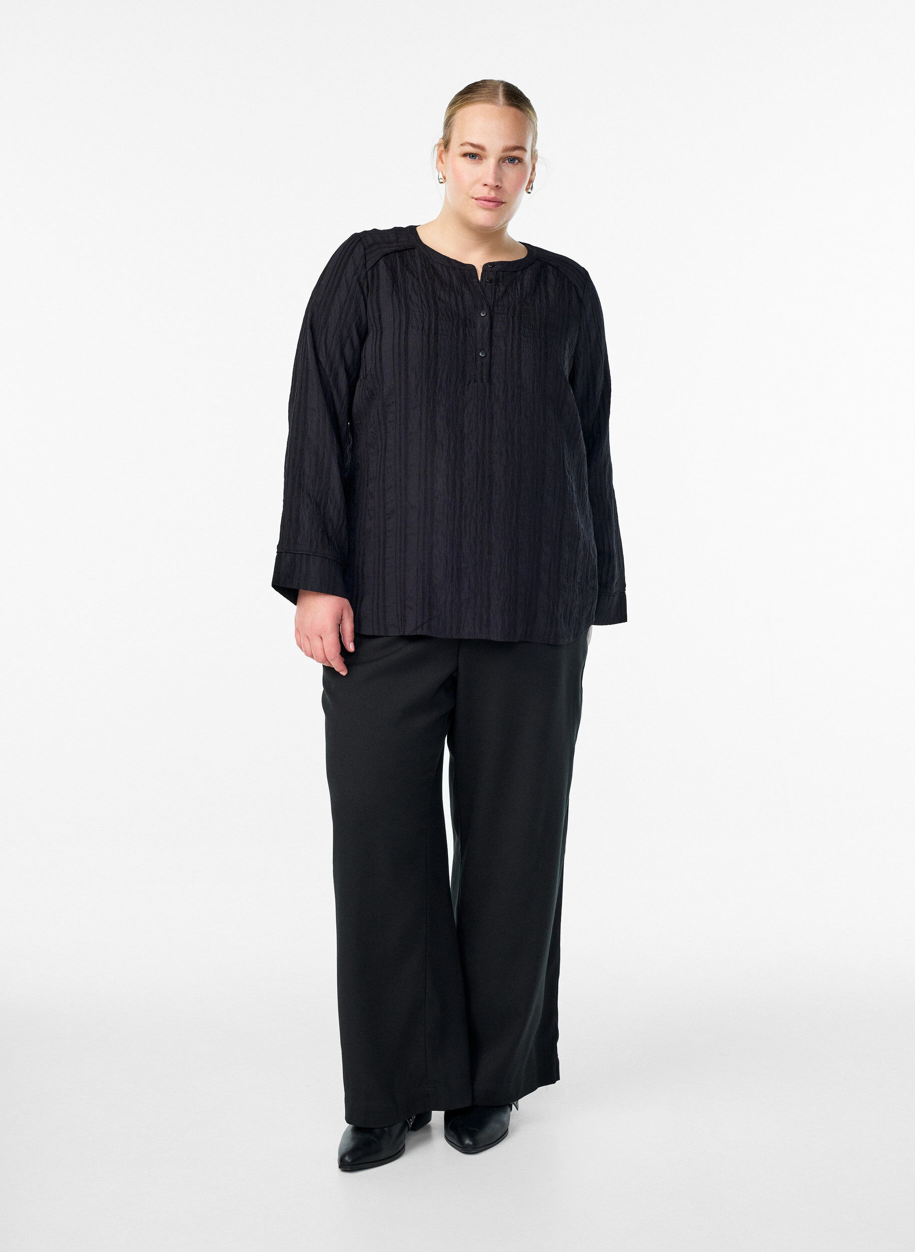 Zizzi Ton-in-Ton-Bluse mit Kn&ouml;pfen, Schwarz, Model image number 1