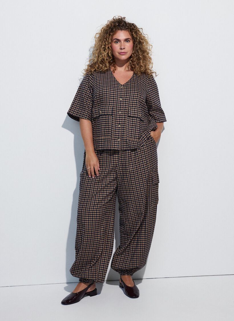 Karierte Bluse mit Brusttaschen, Braun, Model