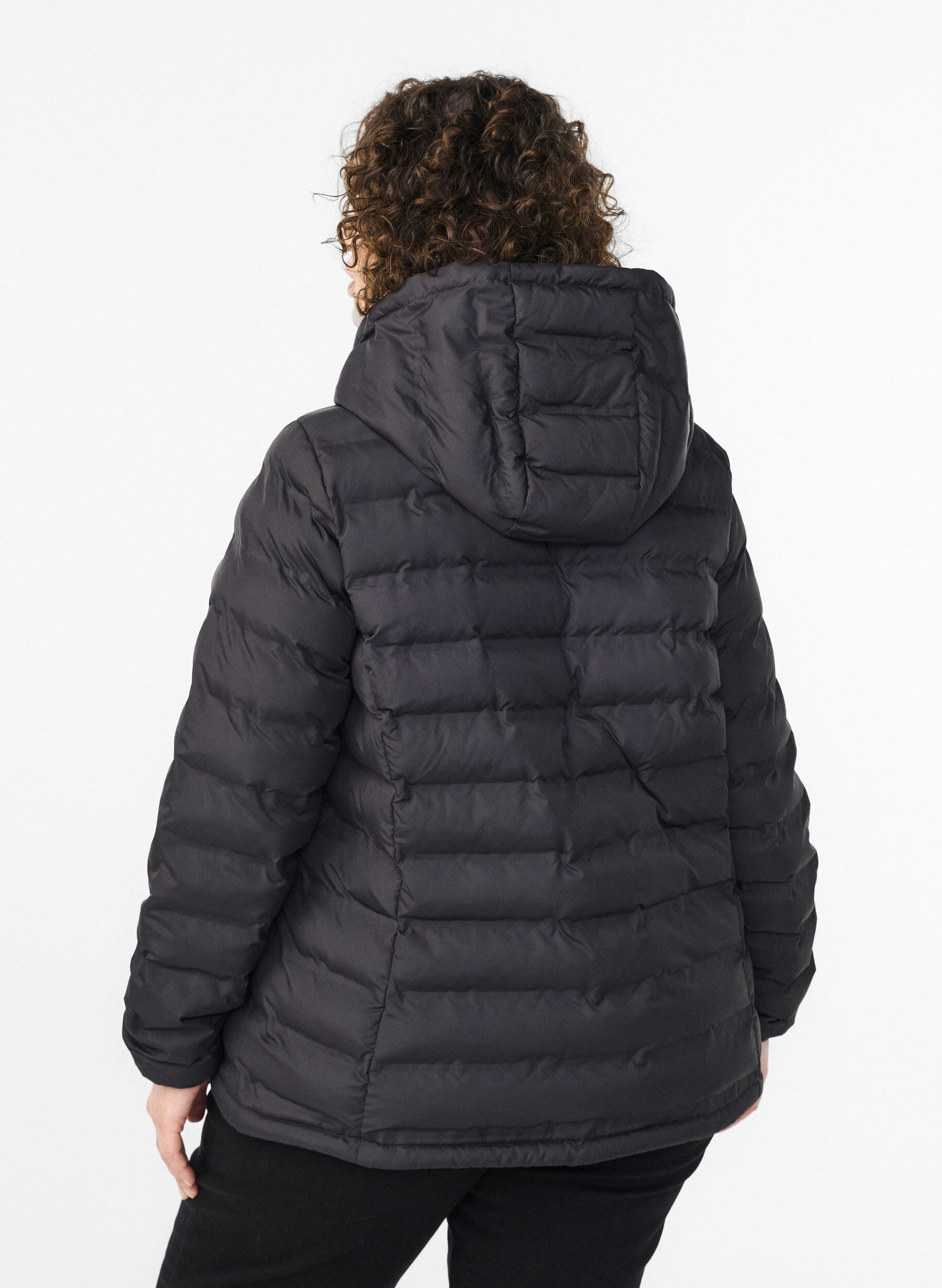 Zizzi Wasserabweisende leichte Jacke mit Kapuze, Schwarz, Model image number 2