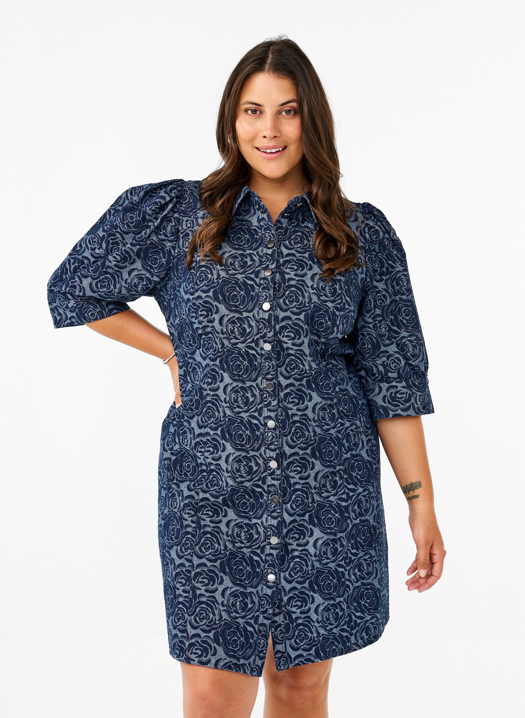 Zizzi Robe chemise en jean courte avec motif de rose, Denim Rose AOP, Model image number 0