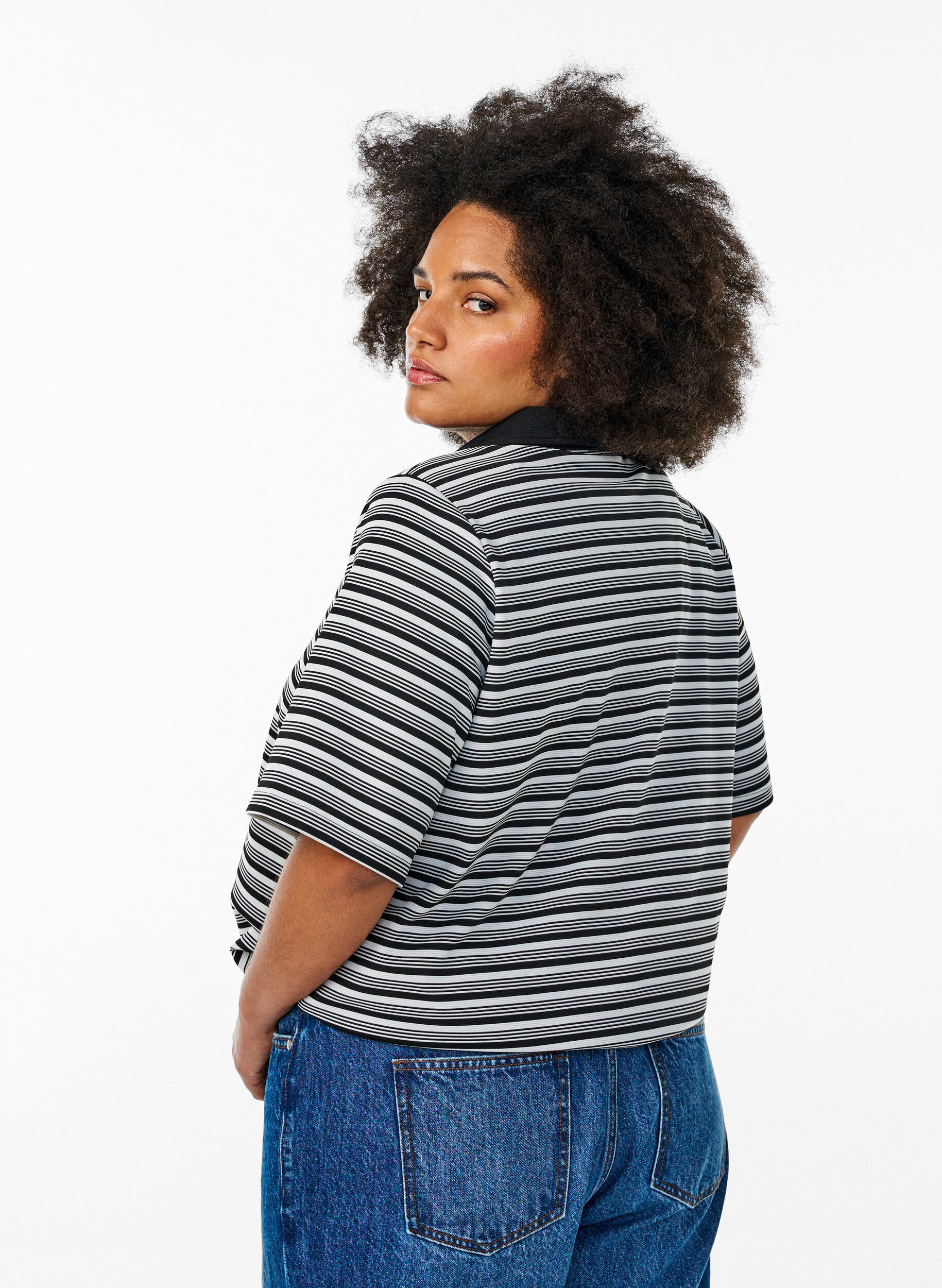 Zizzi Kurz&auml;rmliges Poloshirt mit Streifen und Rei&szlig;verschluss, Schwarz, Model image number 2