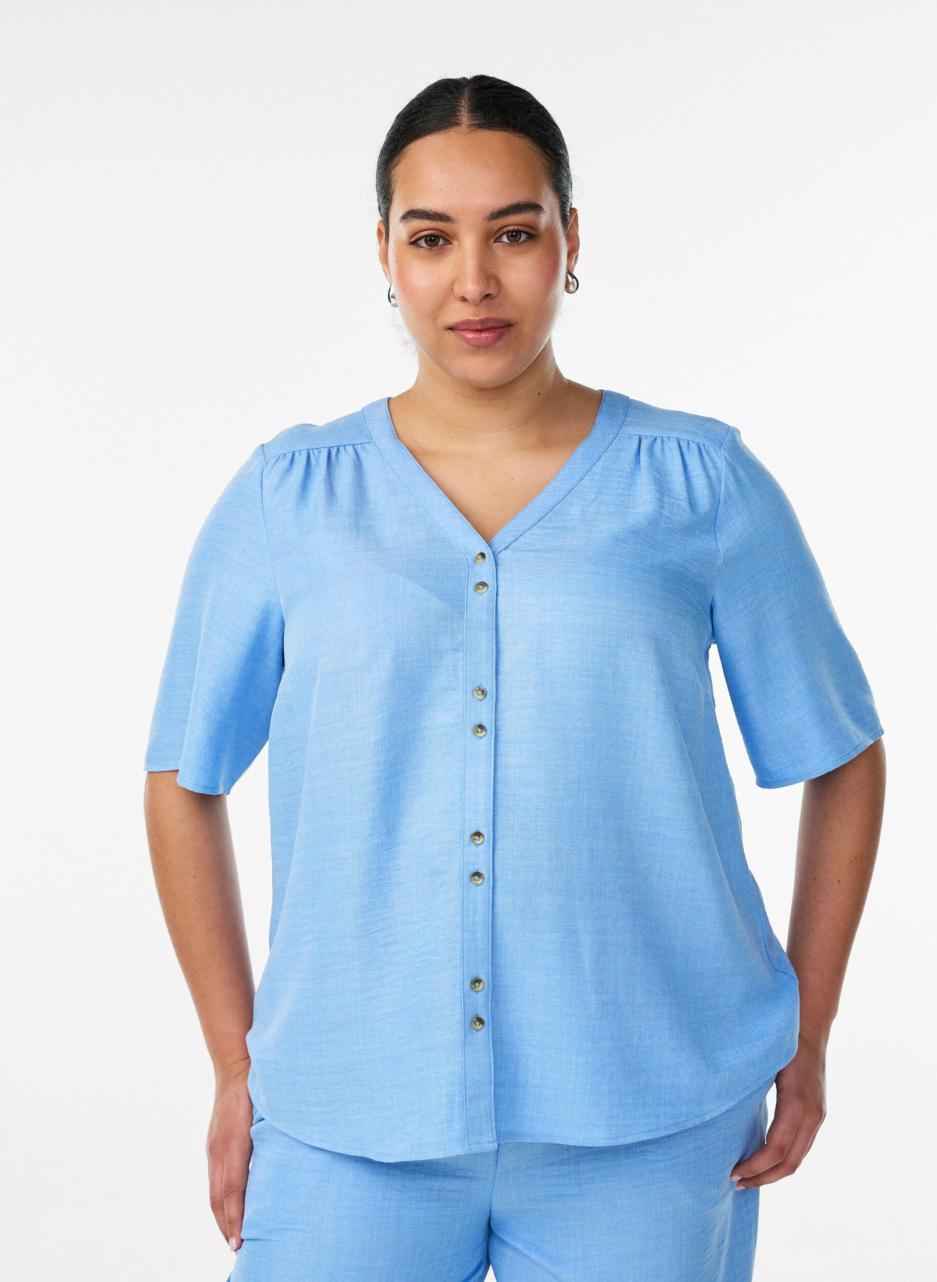 ZizziHemdbluse mit V-Ausschnitt und kurzen &Auml;rmeln, Blau, Model image number 0