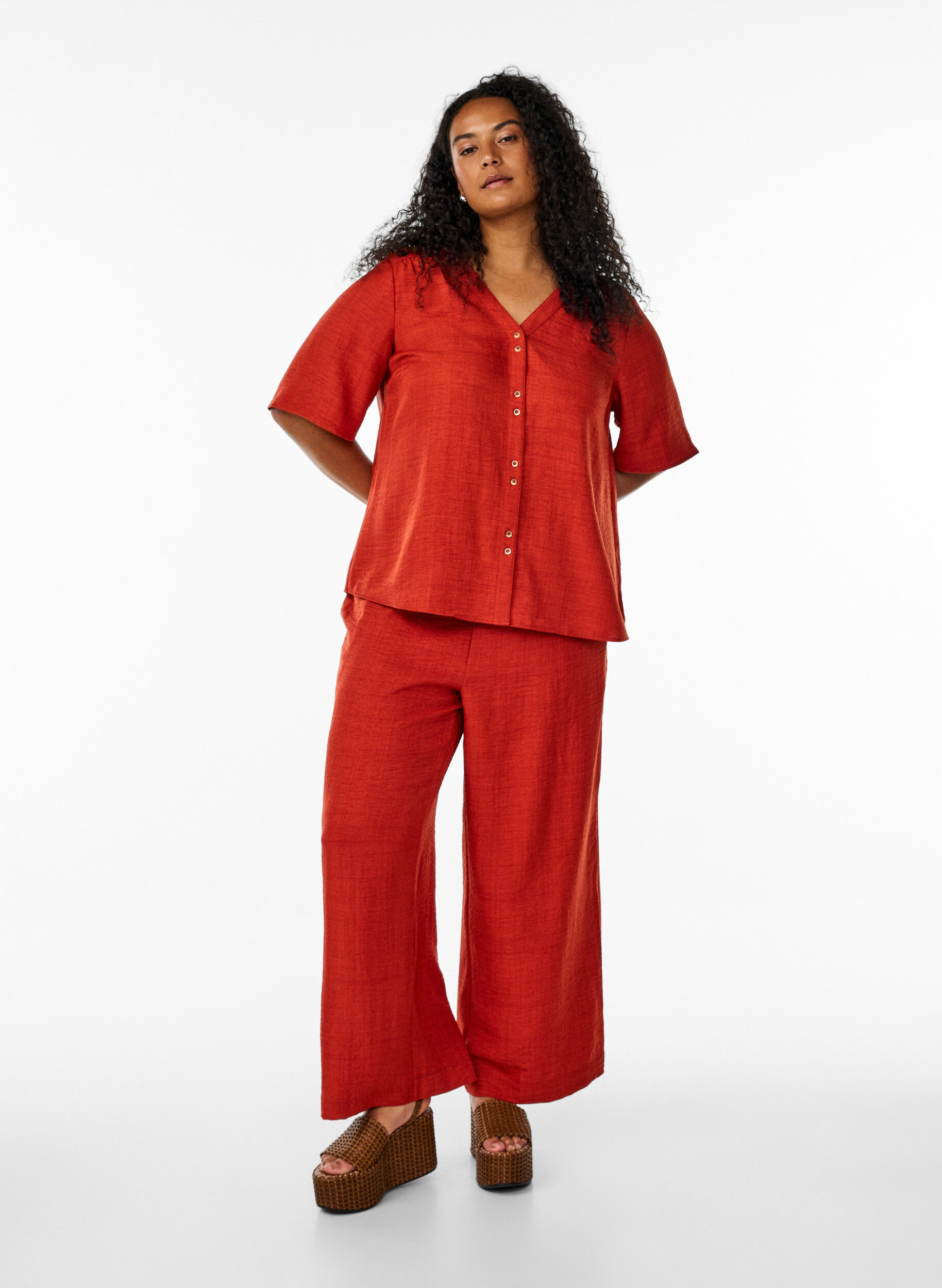 ZizziHemdbluse mit V-Ausschnitt und kurzen &Auml;rmeln, Rot, Model image number 1