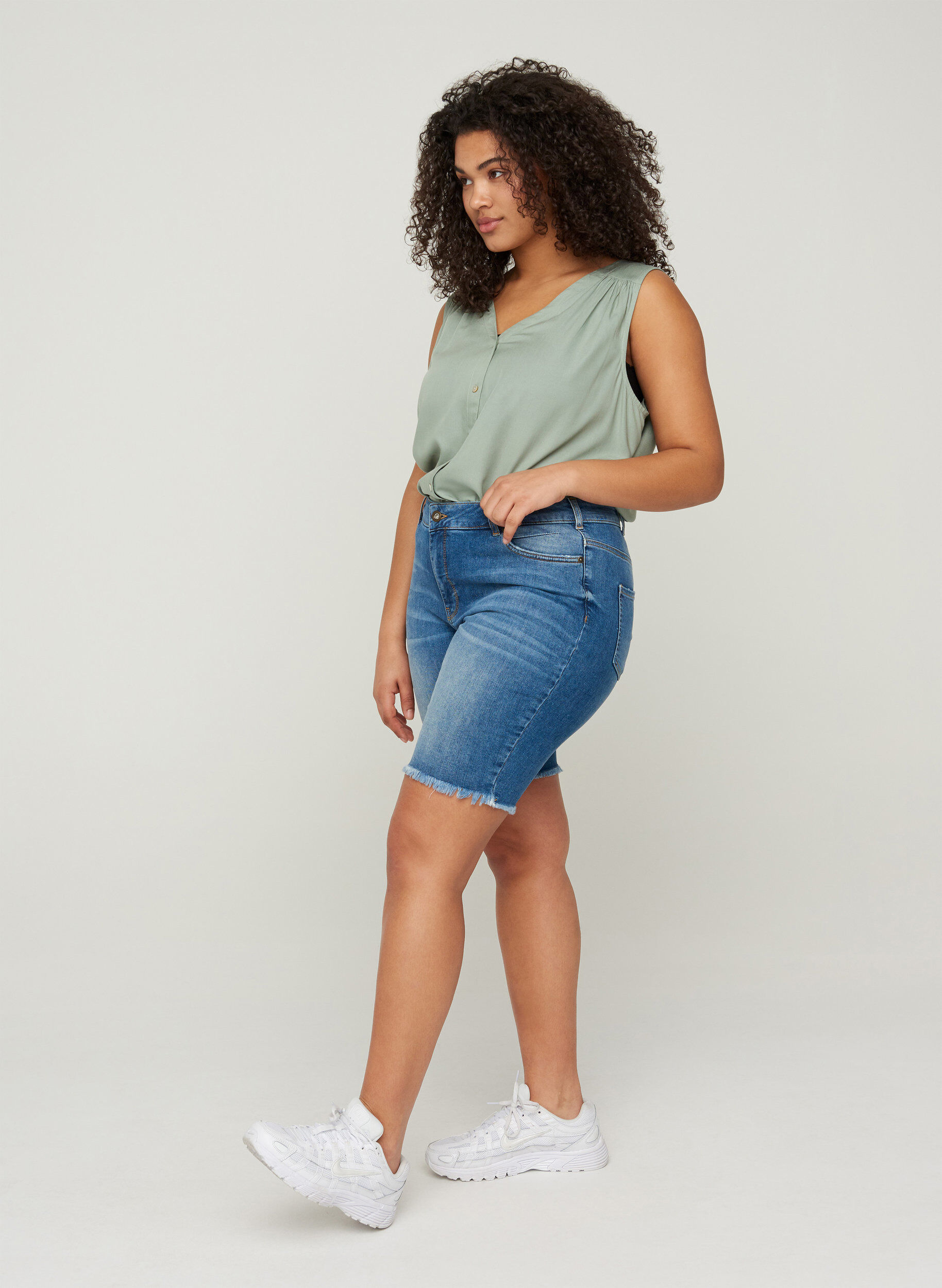 Zizzi Short en jean taille haute avec bords bruts, Dark blue denim, Model image number 2