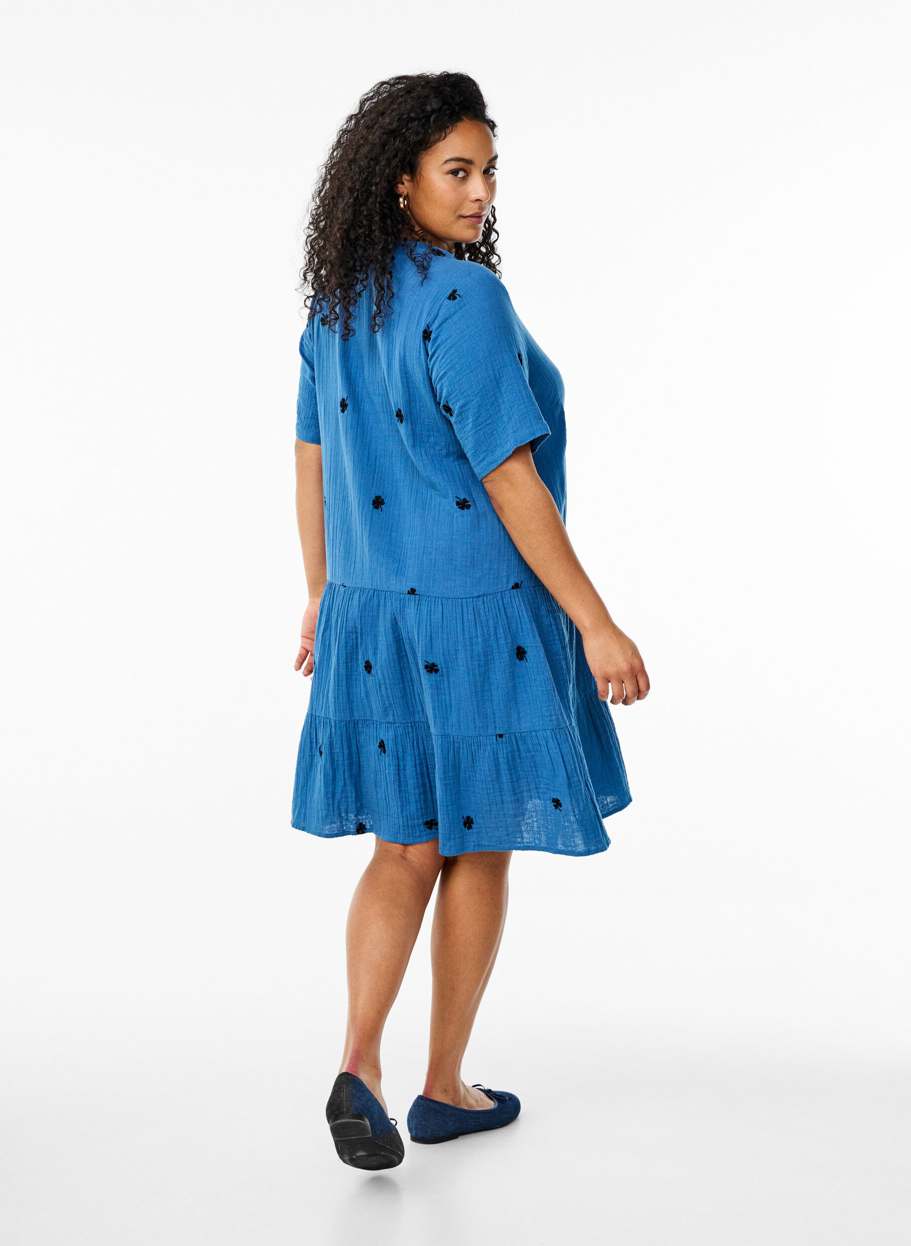 Zizzi Kleines Kleid aus Baumwollmusselin mit gestickten Blumen, Blau, Model image number 2