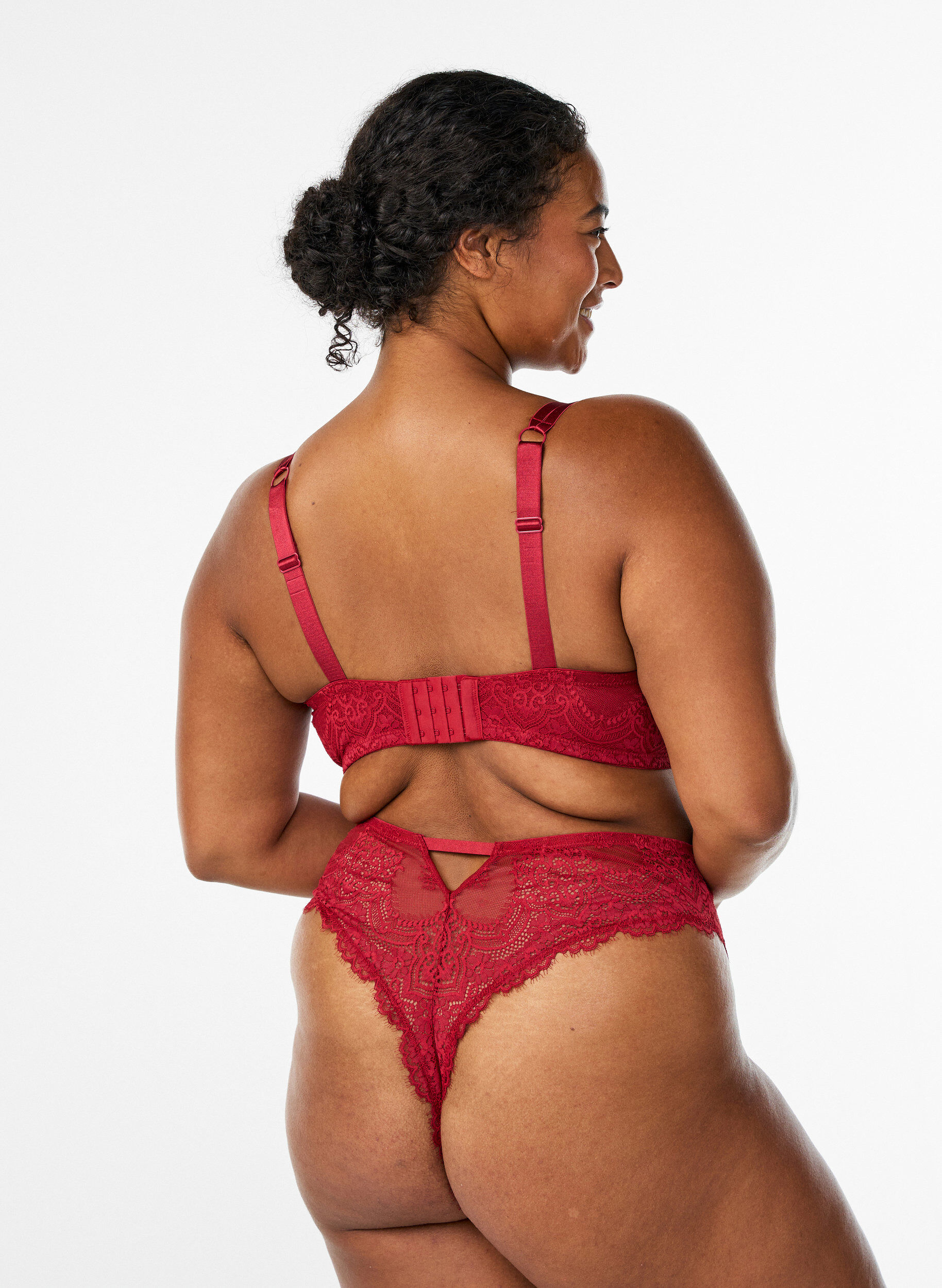 Zizzi Soutien-gorge embo&icirc;tant en dentelle avec d&eacute;tails de lani&egrave;res, Rouge, Model image number 2