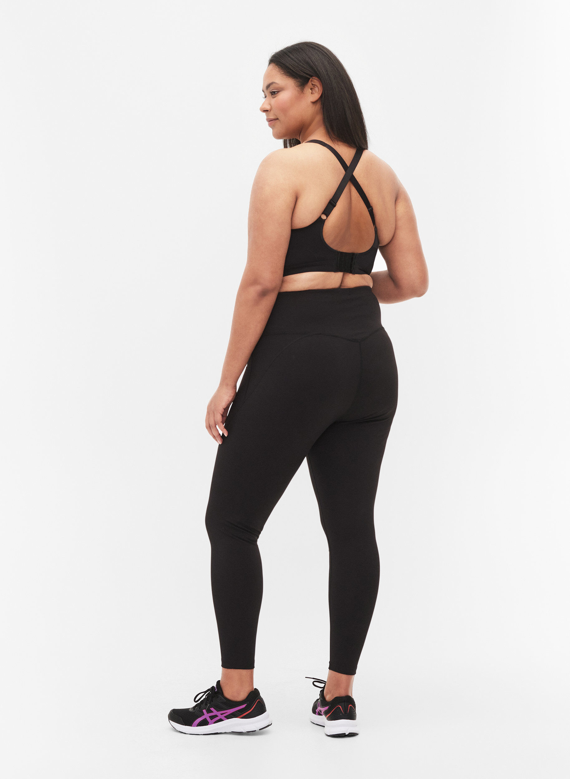 Zizzi CORE, V-SHAPE DEFINE TIGHTS - Gek&uuml;rzte Trainingstights mit V-f&ouml;rmiger Naht, Black, Model image number 1