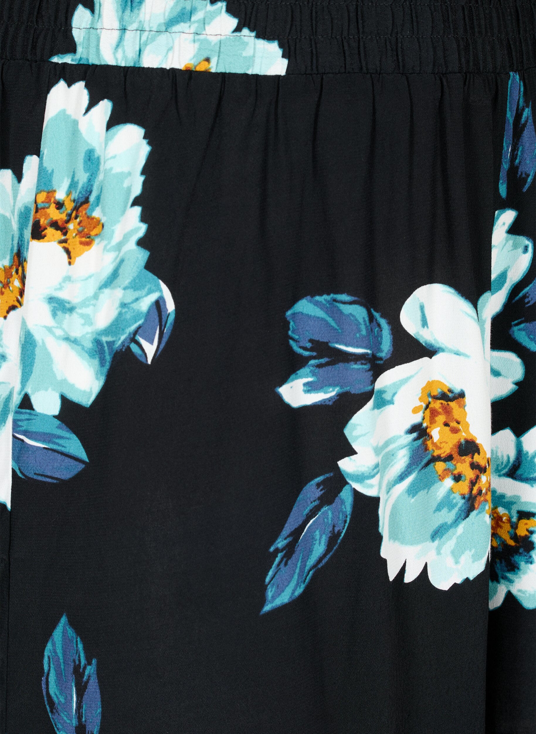 Zizzi Locker sitzende Shorts aus Viskose, Black Big Flower, Packshot image number 2