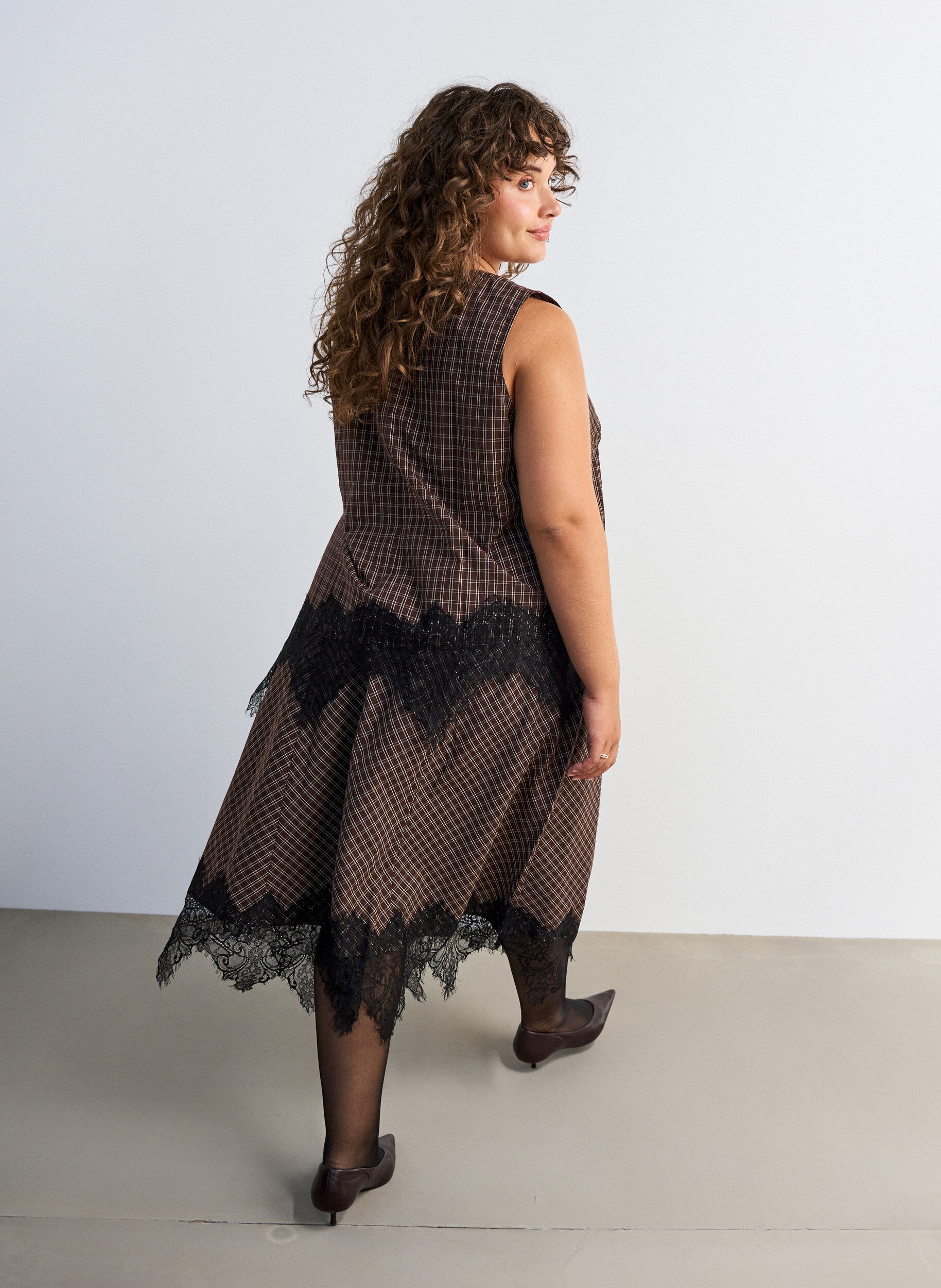 ZizziTop &agrave; carreaux avec bordure asym&eacute;trique en dentelle, Marron, Model image number 2