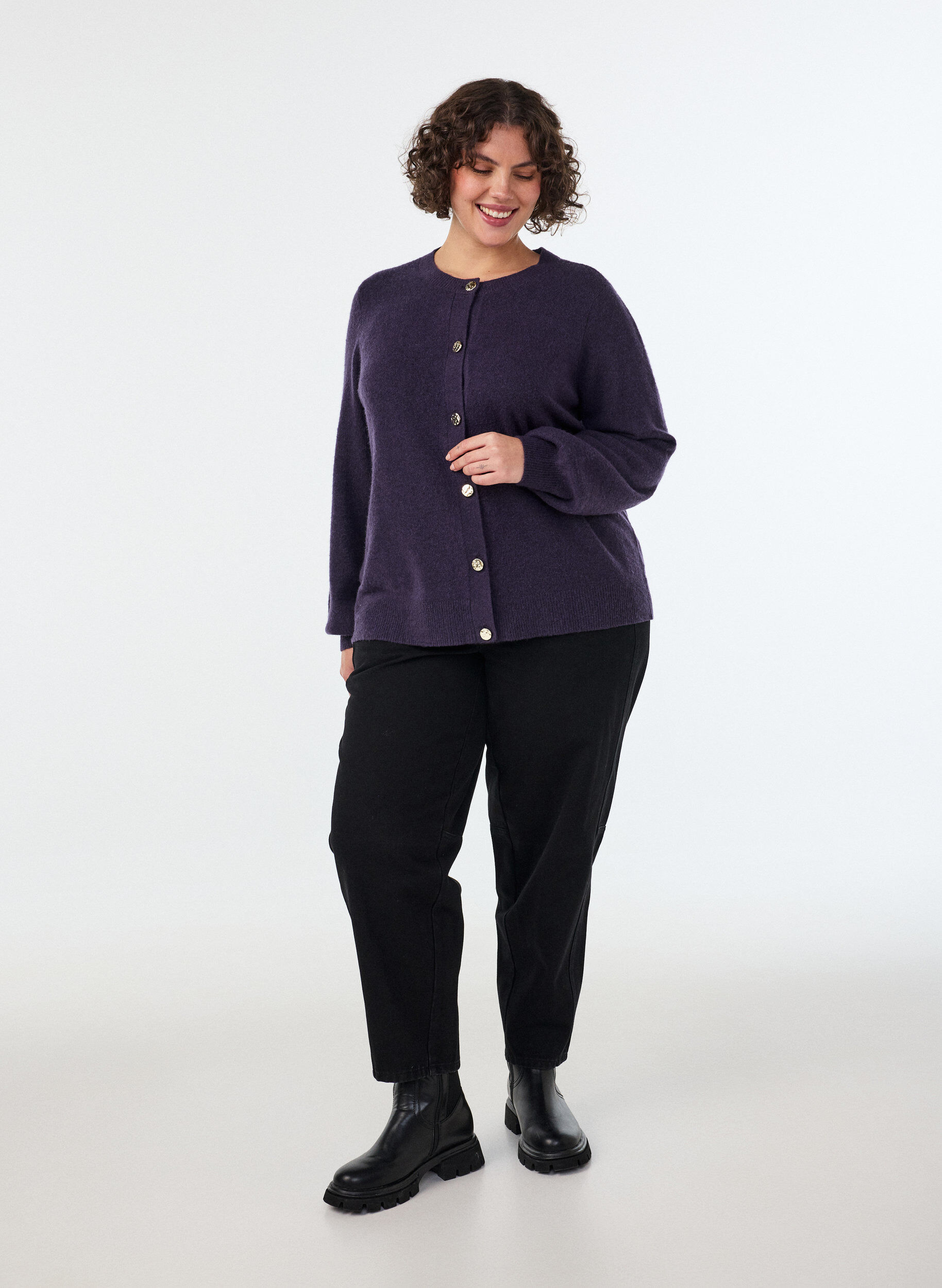 ZizziStrickjacke aus weichem Strick mit goldfarbenen Kn&ouml;pfen, Lila, Model image number 1
