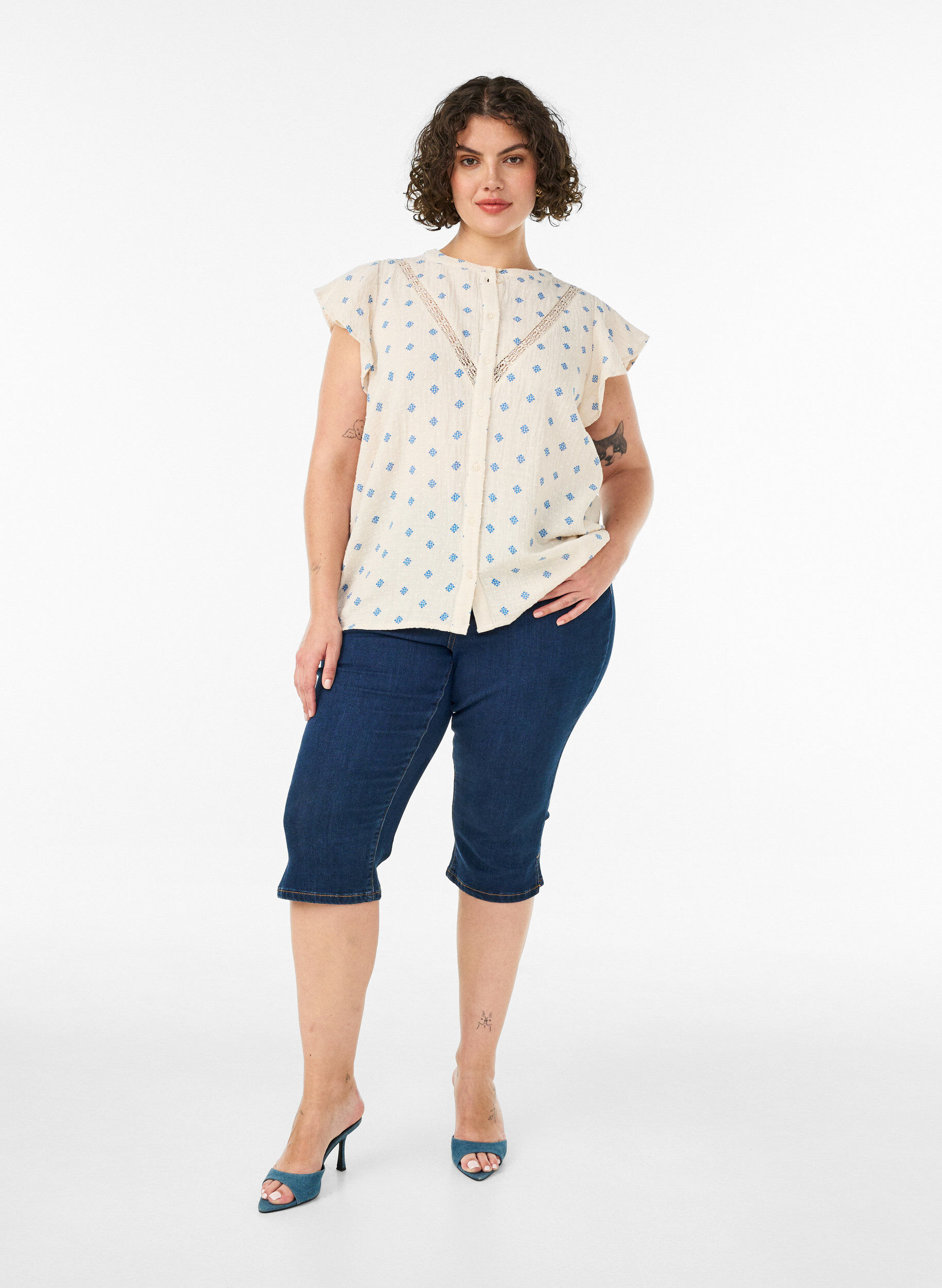 ZizziBlouse sans manches avec d&eacute;tails en crochet et volants, Beige, Model image number 1