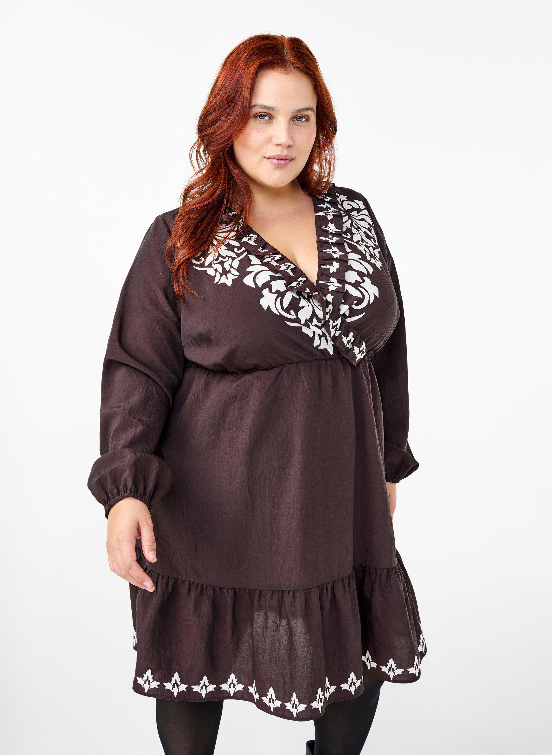 Zizzi Lang&auml;rmeliges Viskosekleid mit Muster, Braun, Model image number 0
