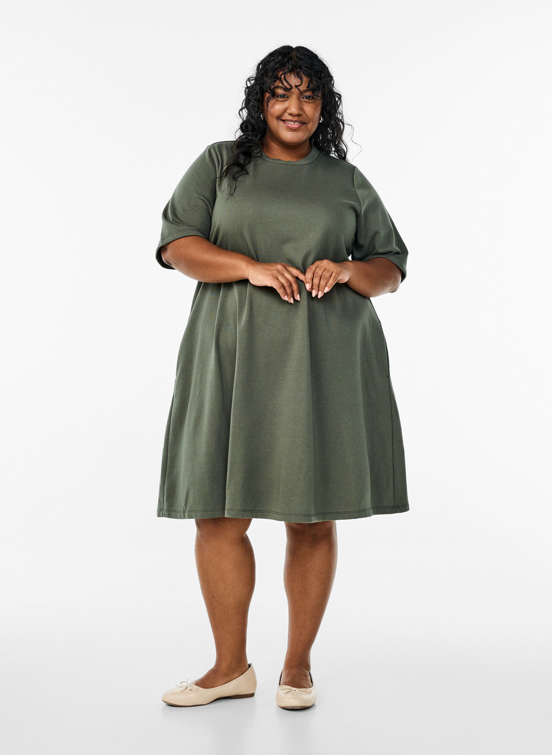 Zizzi Robe en jersey longueur genou avec poches et coupe &eacute;vas&eacute;e, Vert, Model image number 1