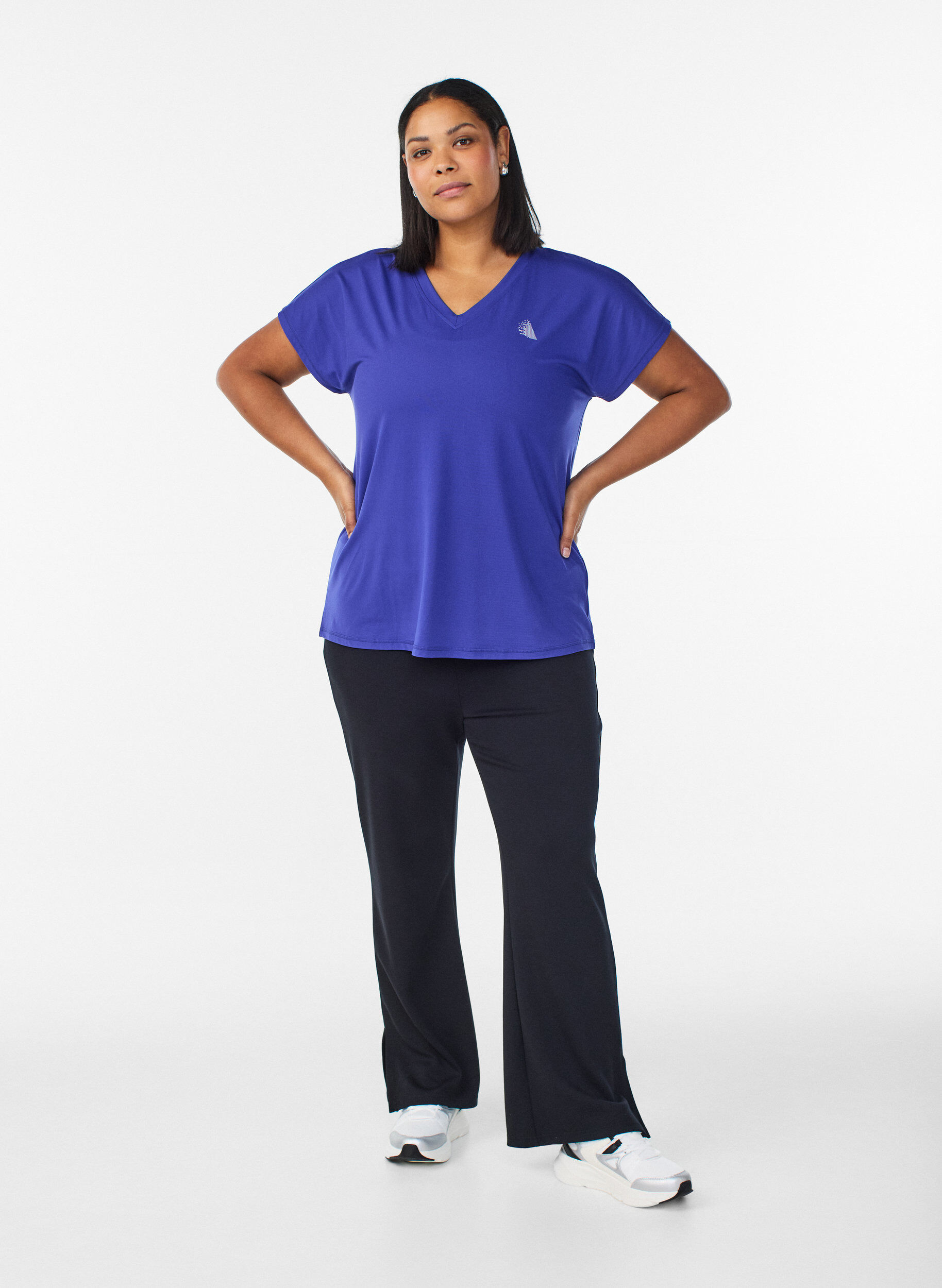 Zizzi Lockeres Trainings-T-Shirt mit V-Ausschnitt, Lila, Model image number 1