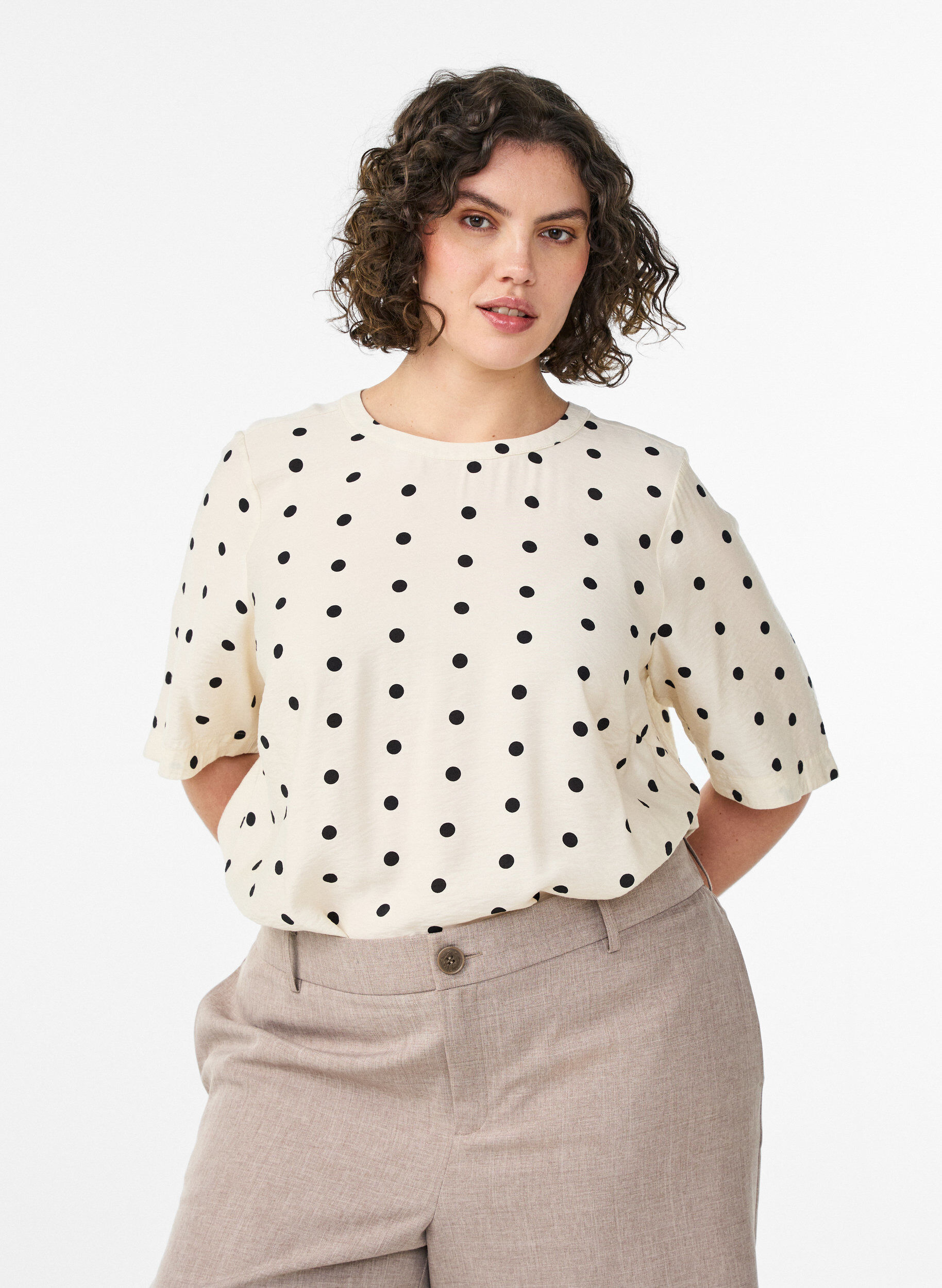 Blouse en viscose &agrave; pois et manches courtes, Vanille, Model