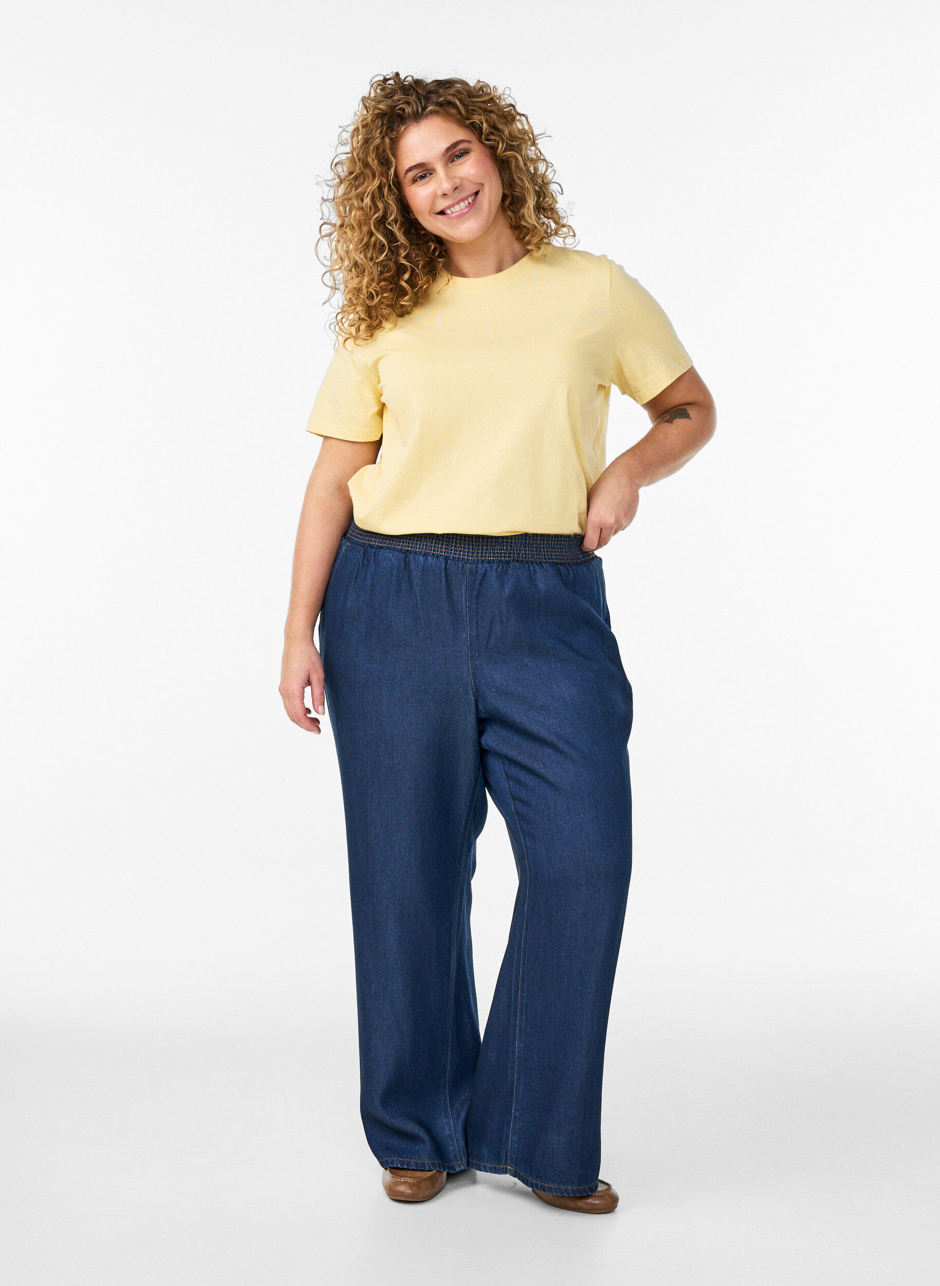 Zizzi Basic-T-Shirt aus Baumwolle mit Rundhalsausschnitt, Gelb, Model image number 1