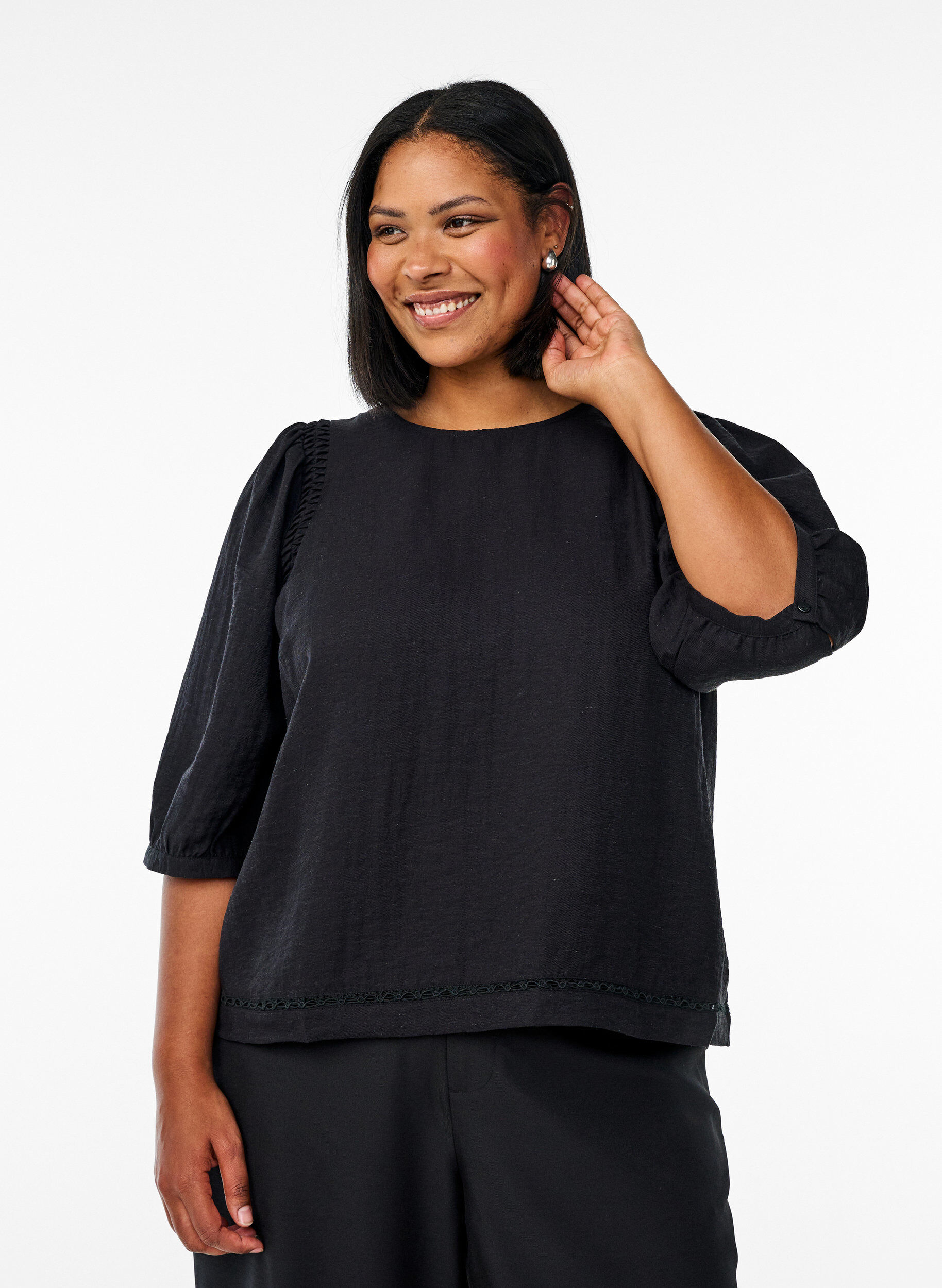 Zizzi Blouse en m&eacute;lange de viscose avec du lin et &eacute;paules fronc&eacute;es, Noir, Model image number 0