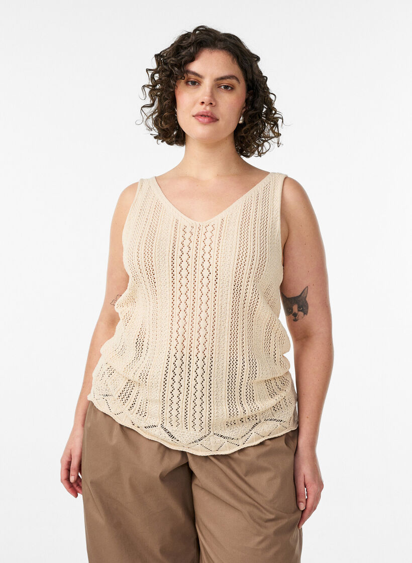 Top en maille avec broderie ajour&eacute;e et col V, Beige, Model image number 0