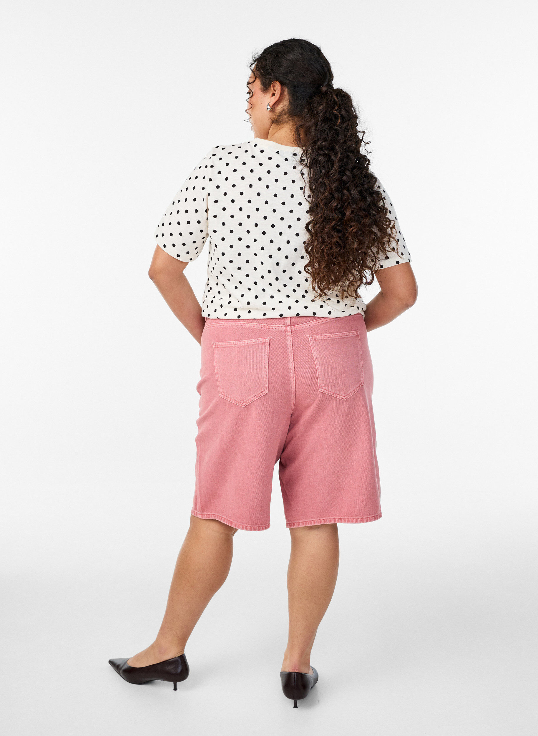 Zizzi Bermuda taille haute en jean de couleur, Rose poudr&eacute;e, Model image number 2