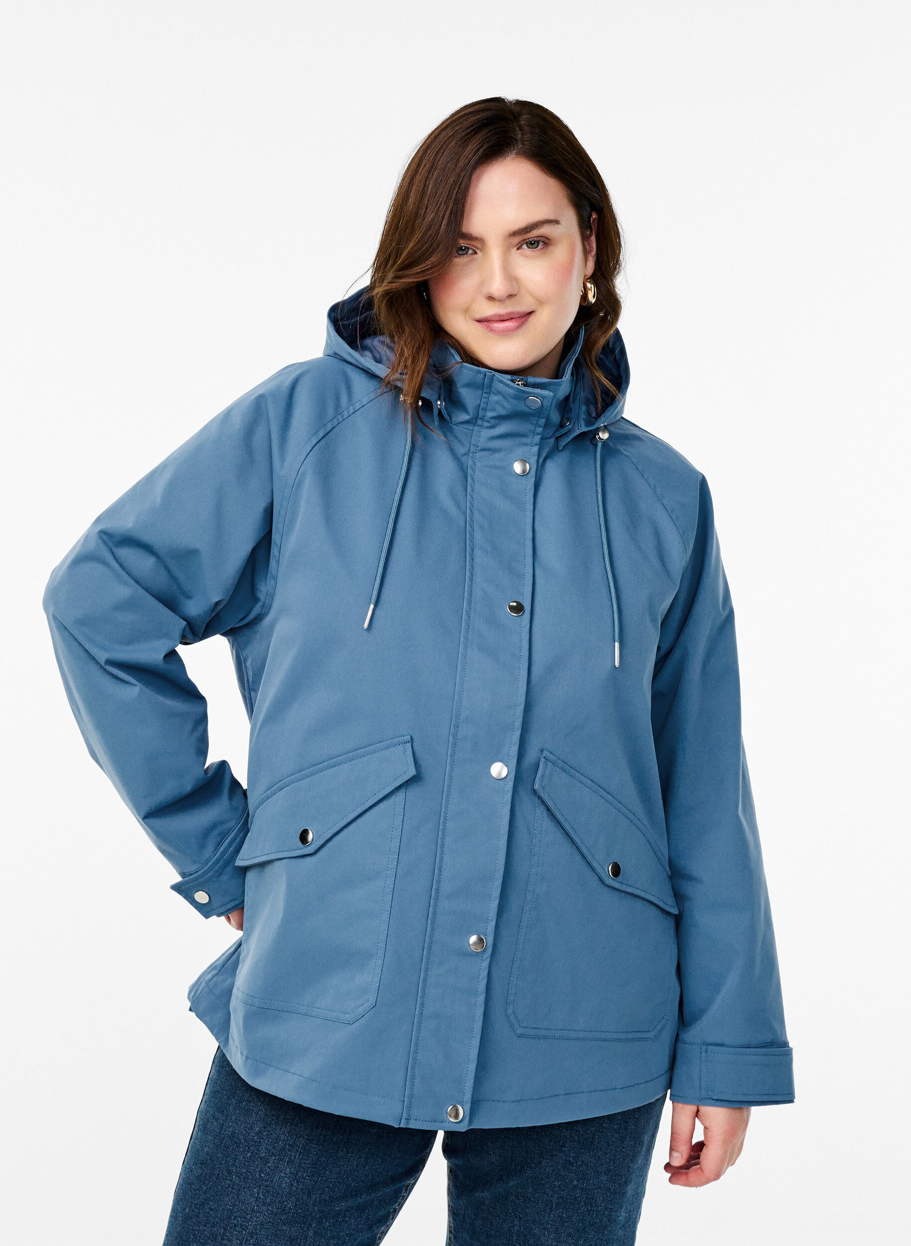 Kurze Fr&uuml;hlingsjacke mit abnehmbarer Kapuze, Blau, Model