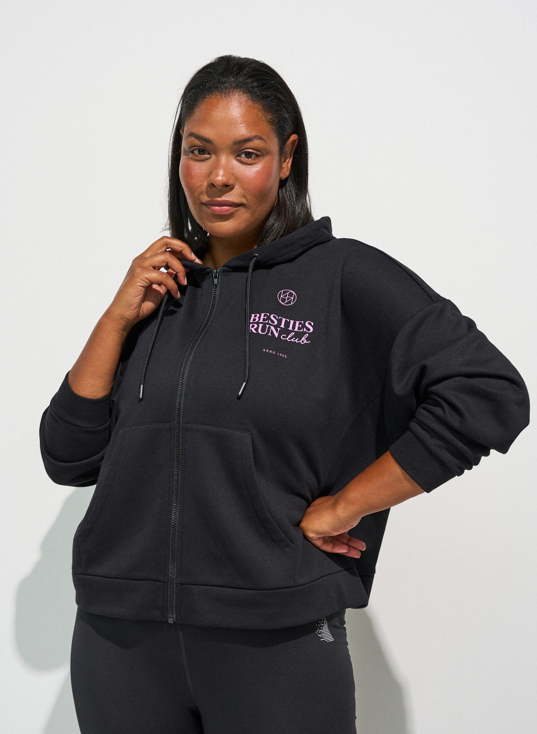 Sweat &agrave; capuche zipp&eacute; avec imprim&eacute; sur la poitrine, Noir, Model
