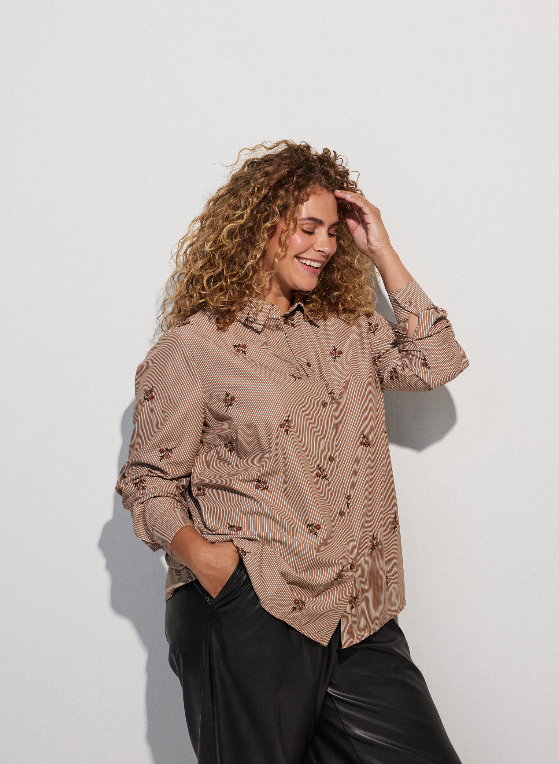 Chemise &agrave; rayures avec fleurs brod&eacute;es, Marron, Model