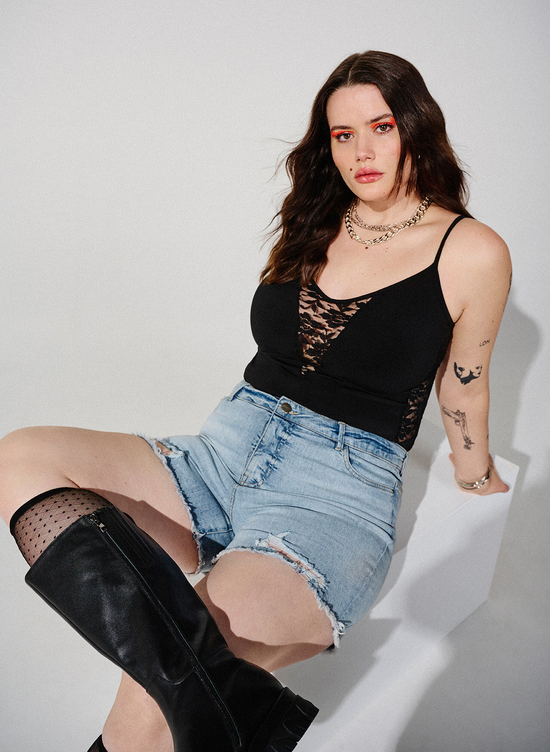 Zizzi Denim-Shorts mit Distressed-Effekt, Light Blue Denim, Image image number 0