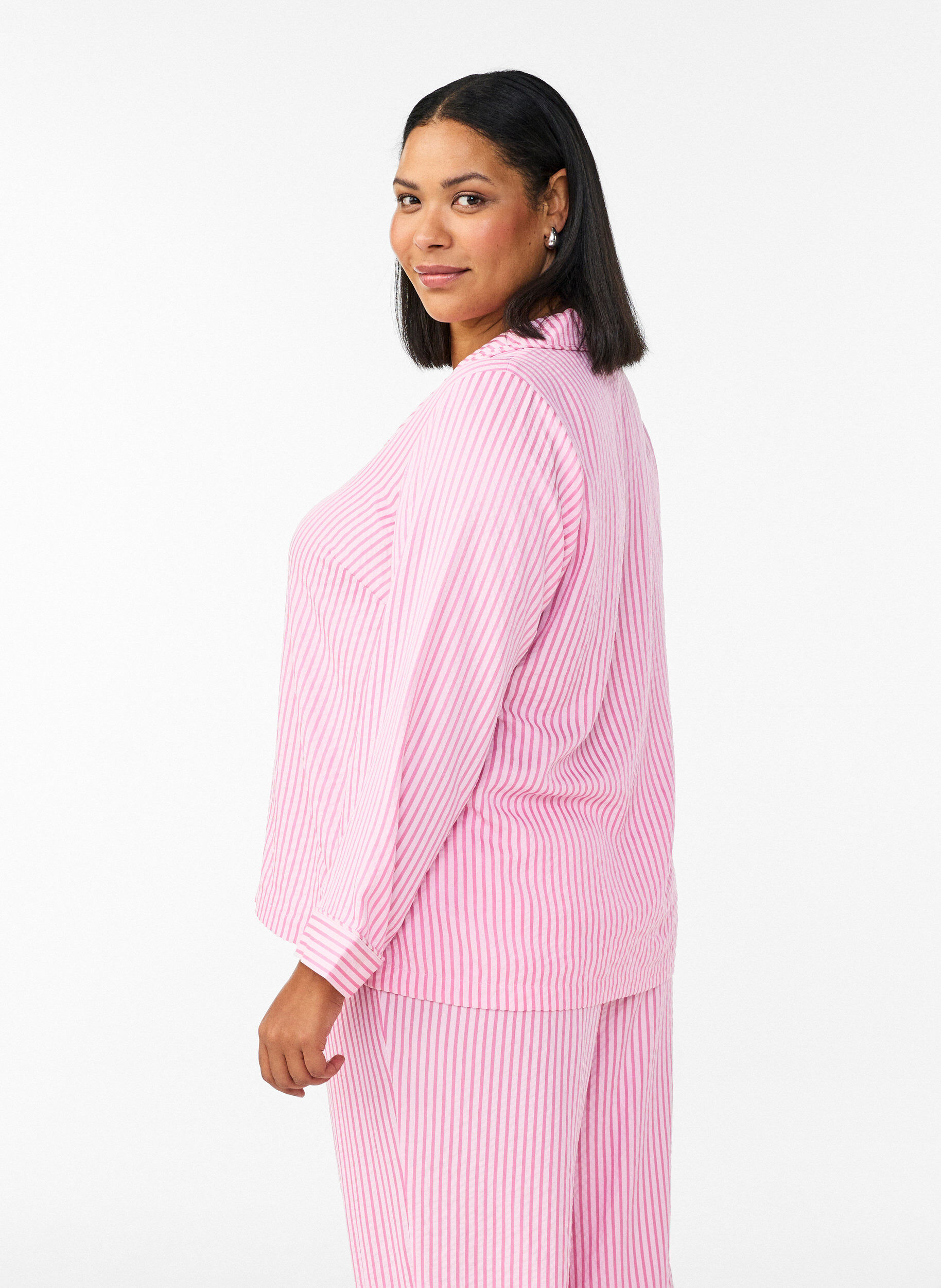 Zizzi Pyjamahemd aus Seersucker mit langen &Auml;rmeln, Pink, Model image number 2