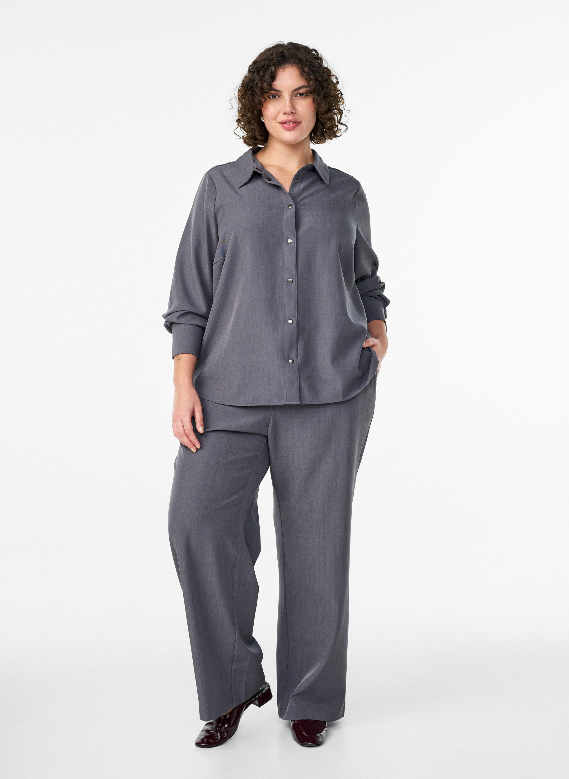 Zizzi Hemd mit Kragen und Druckkn&ouml;pfen, Grau, Model image number 1