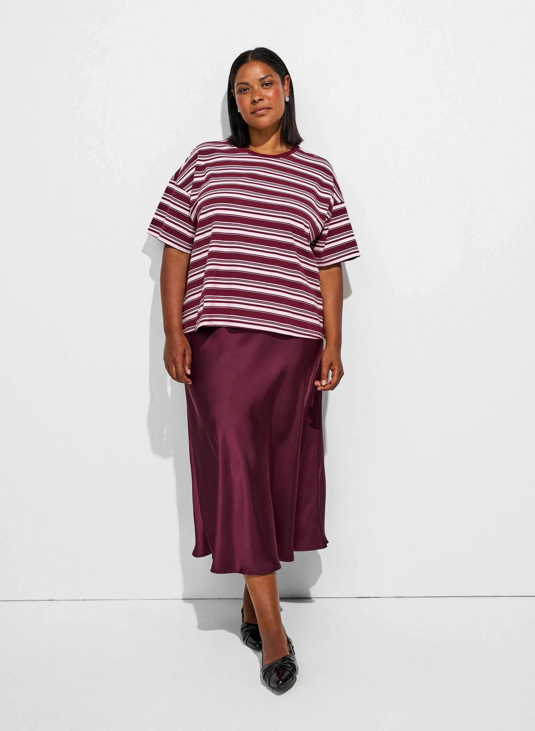 ZizziJupe midi en satin, Bordeaux, Model image number 0