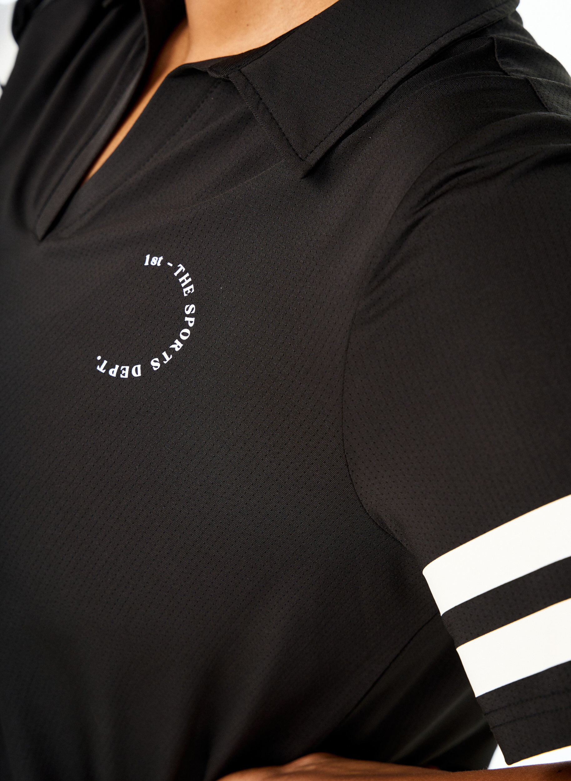Zizzi Sportliches Poloshirt mit Streifen-Details, Schwarz, Model image number 3