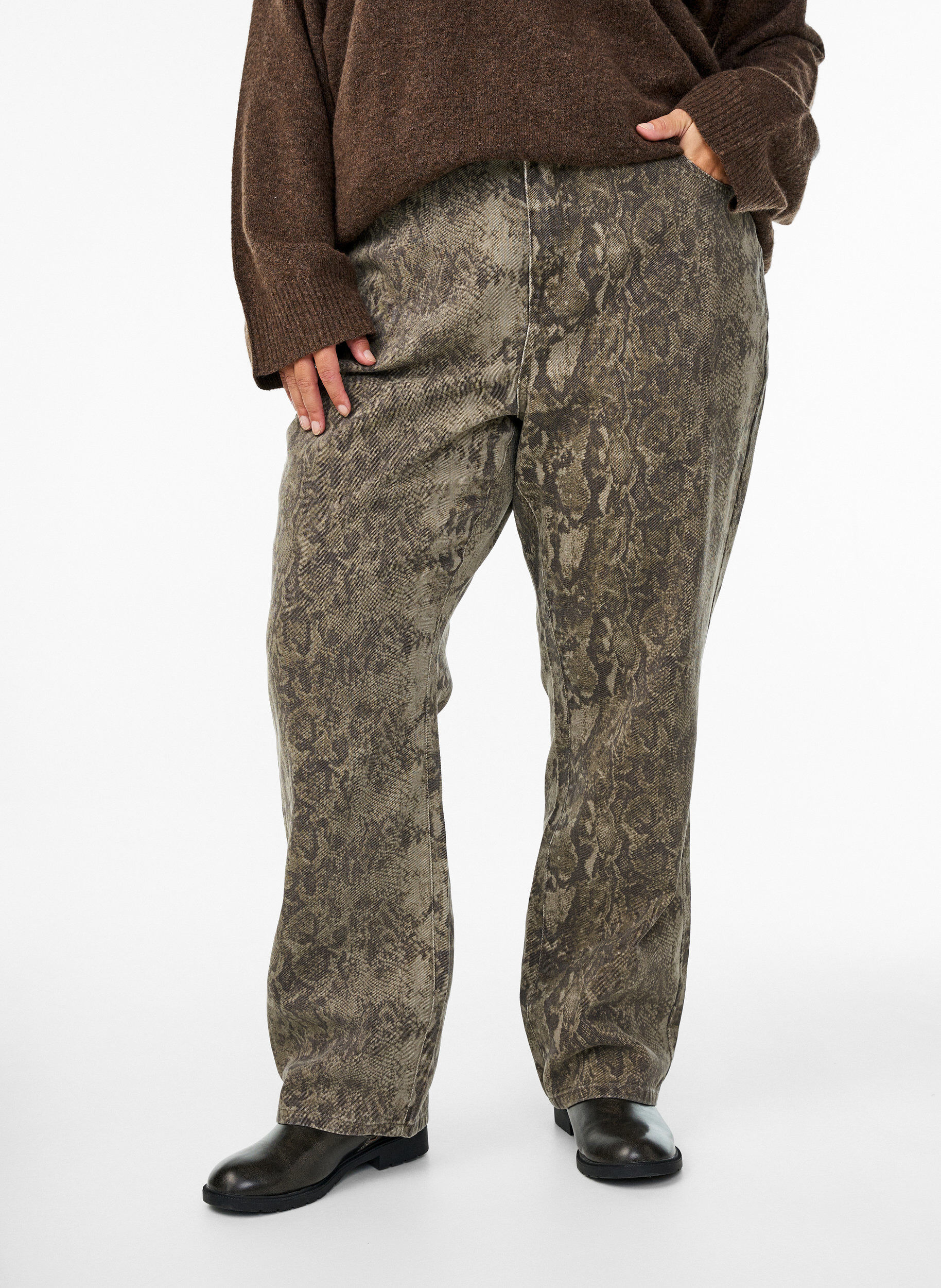 Zizzi Gemma Jeans mit hoher Taille und Schlangenmuster, Braun, Model image number 2