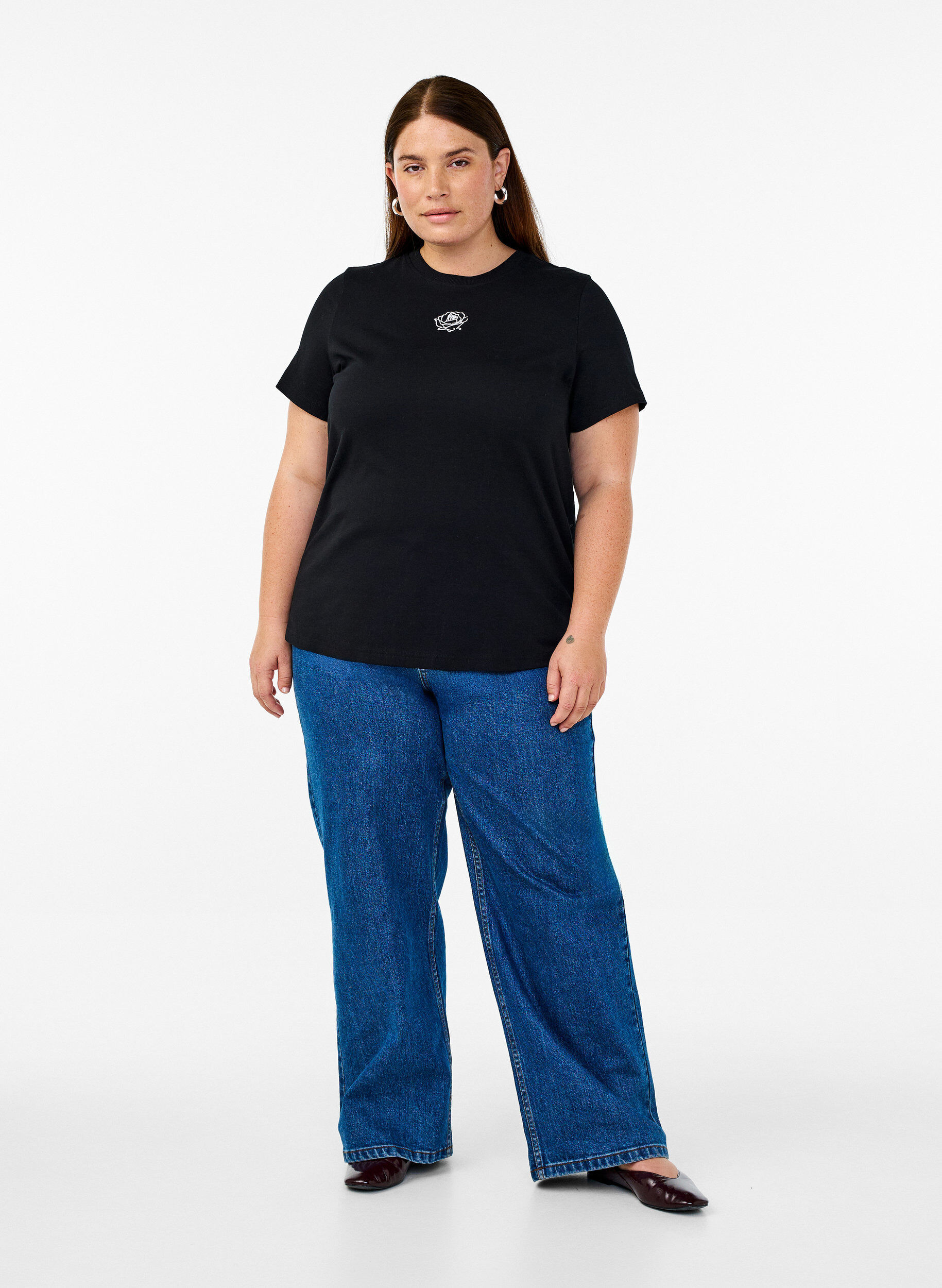 Zizzi T-Shirt aus Baumwolle mit aufgesticktem Detail, Schwarz, Model image number 1