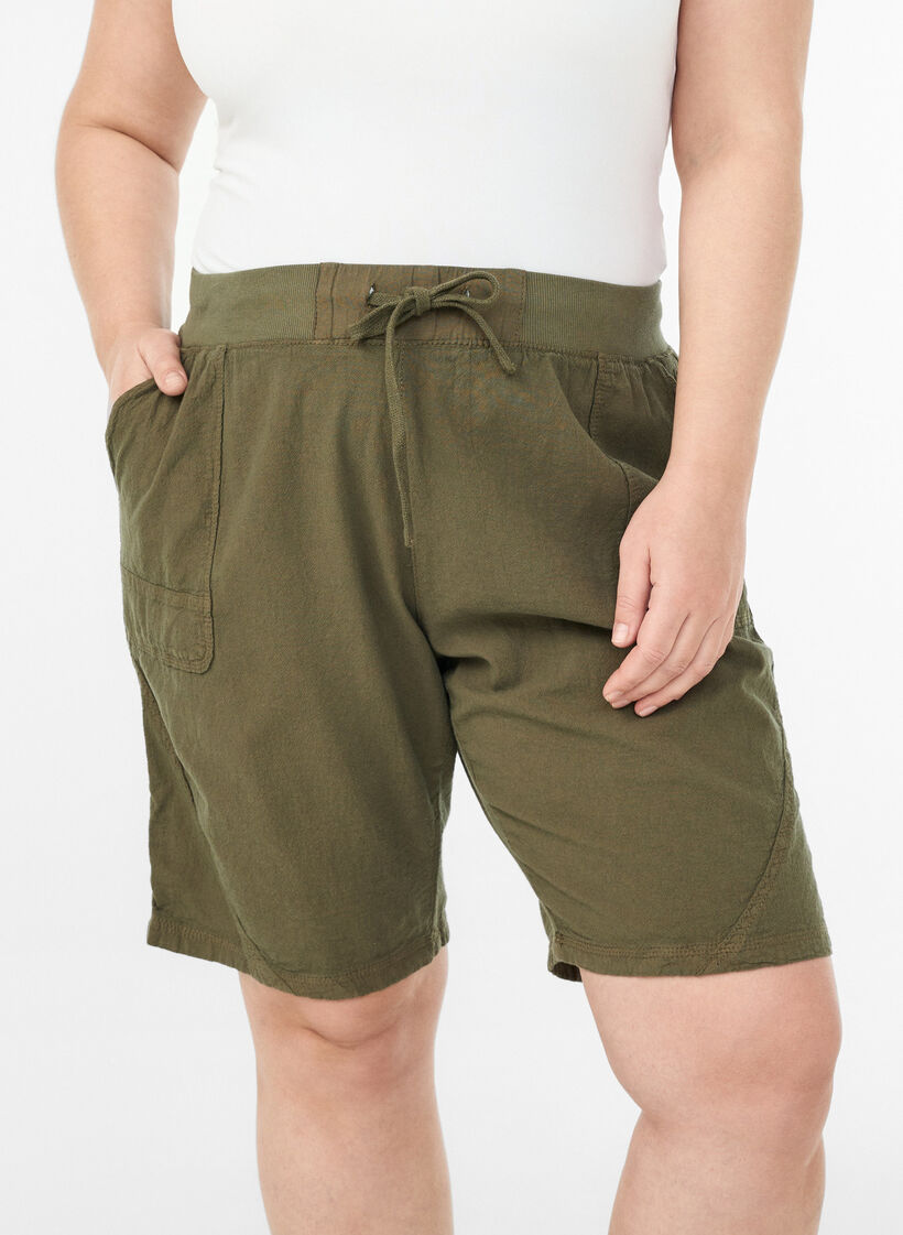 Short en coton ample avec poches, Vert, Model image number 3