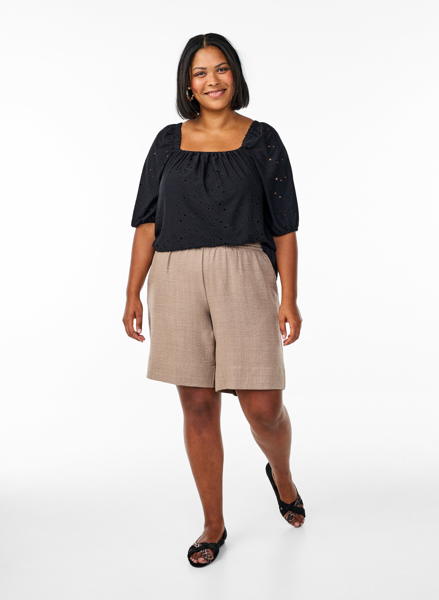 ZizziBluse mit kurzen Puff&auml;rmeln und Lochmuster, Schwarz, Model image number 1