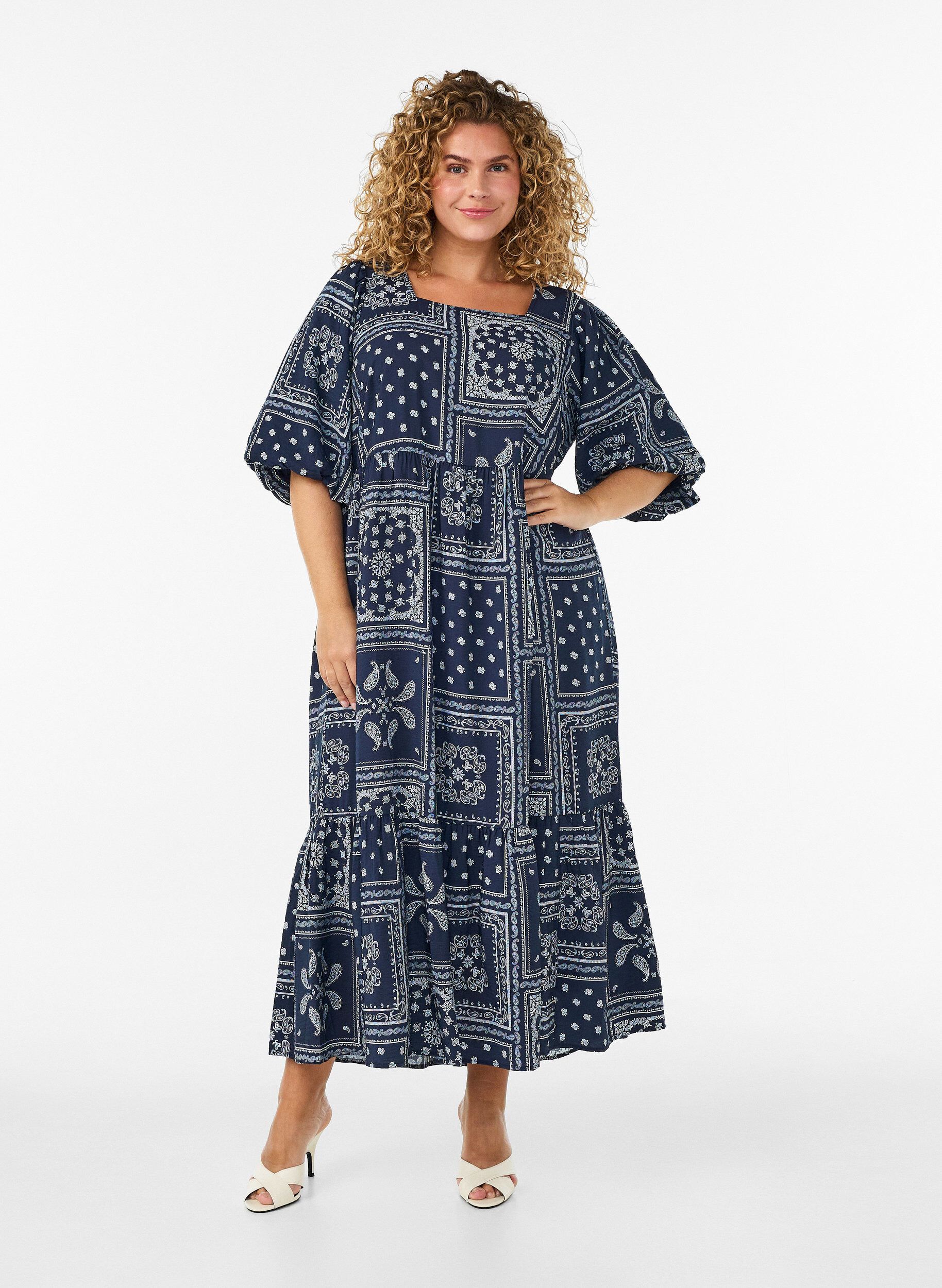 Robe longue en viscose avec un imprim&eacute; cachemire et des manches courtes, Bleu, Model