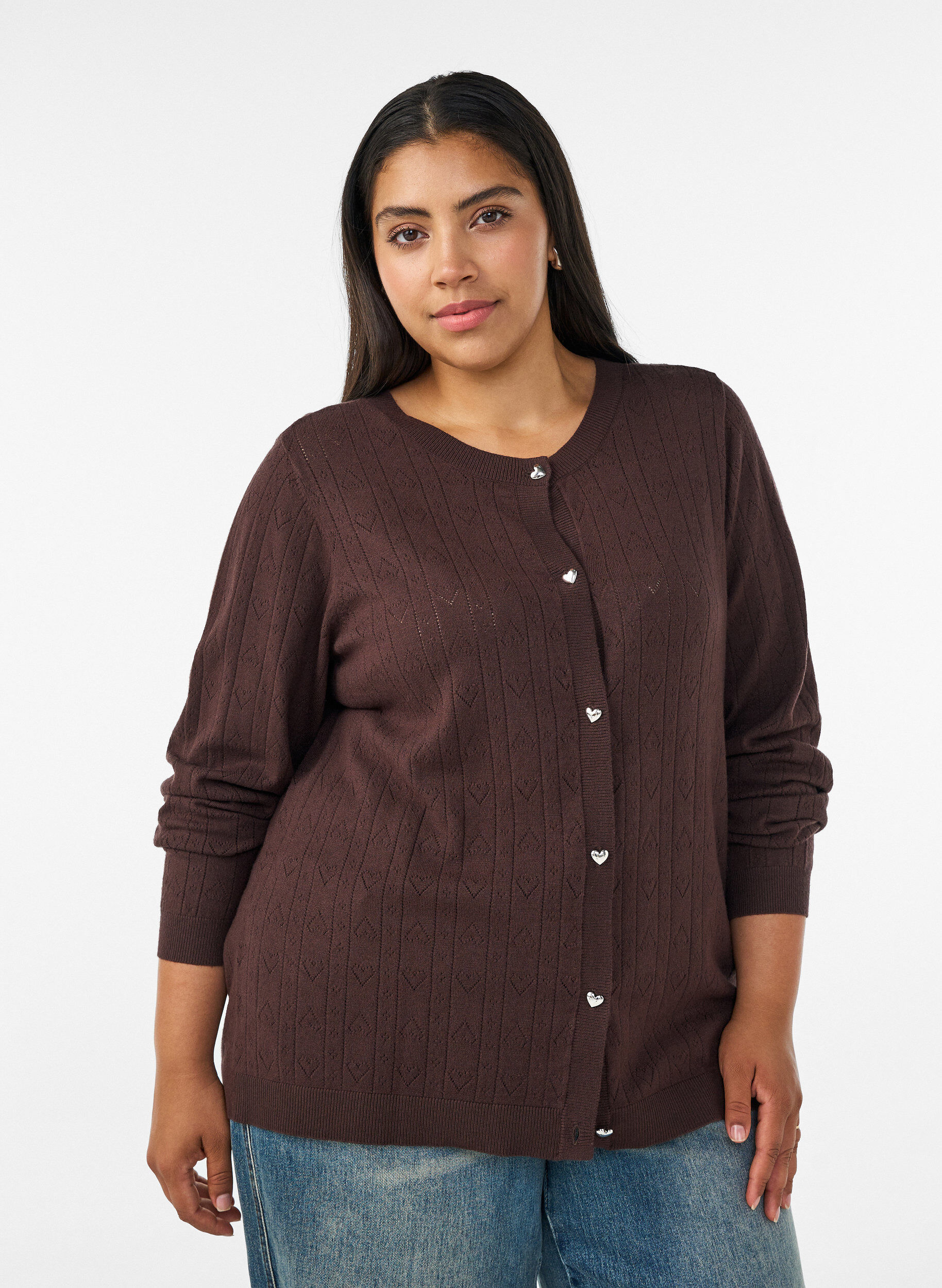 Strickjacke mit Herz-Lochstickerei, Braun, Model