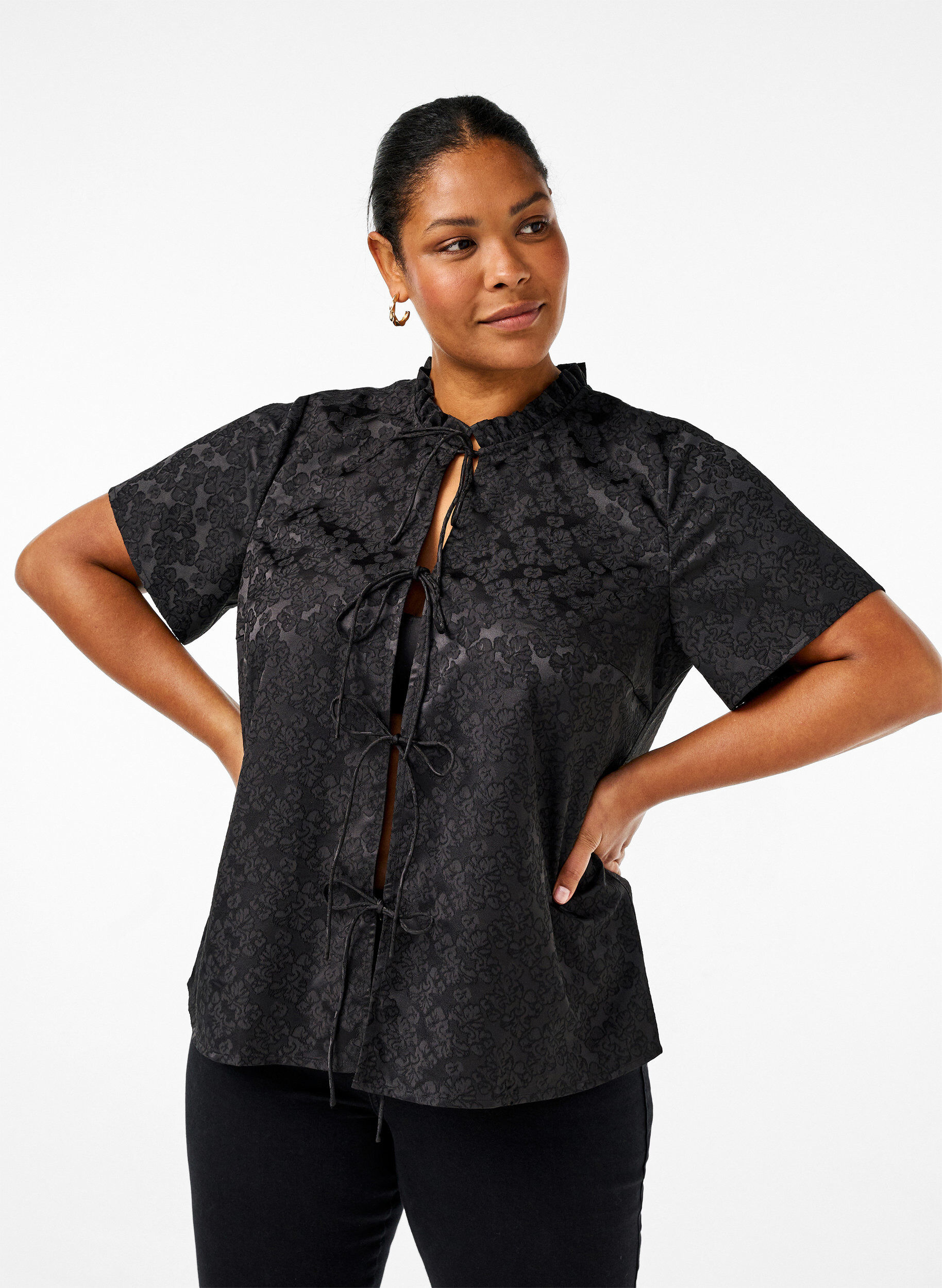 Zizzi Kurz&auml;rmelige Jacquard-Bluse mit Schleifen, Schwarz, Model image number 0
