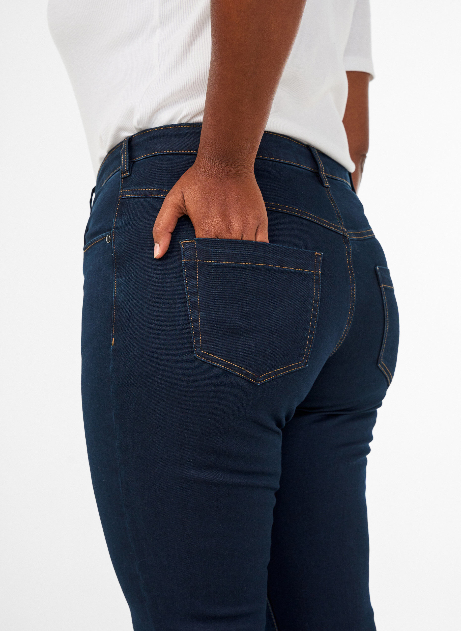 ZizziSlim Fit Emily Jeans mit normaler Taillenh&ouml;he, Blau, Model image number 4