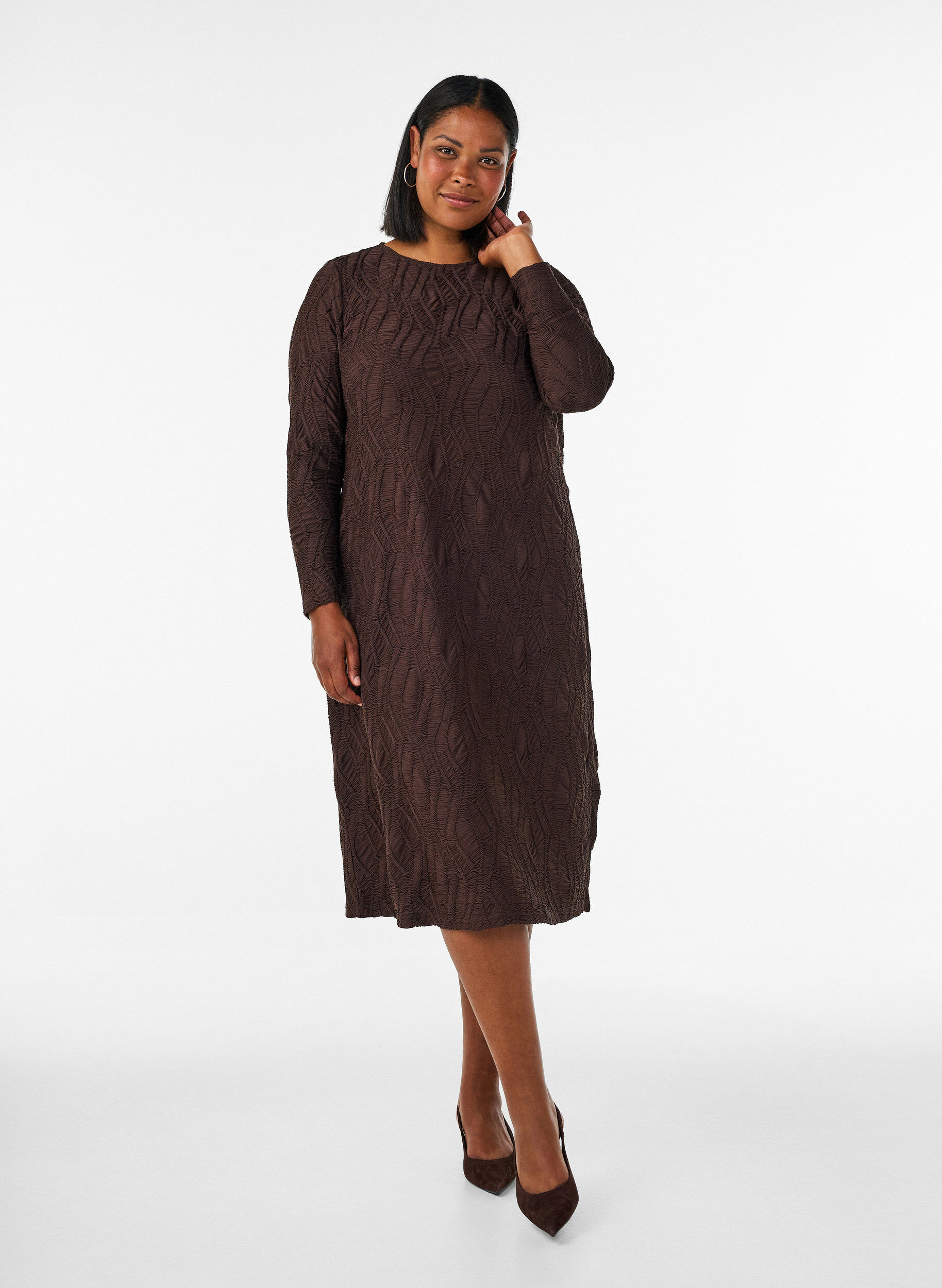 ZizziRobe midi &agrave; texture ondul&eacute;e et manches longues, Marron, Model image number 0