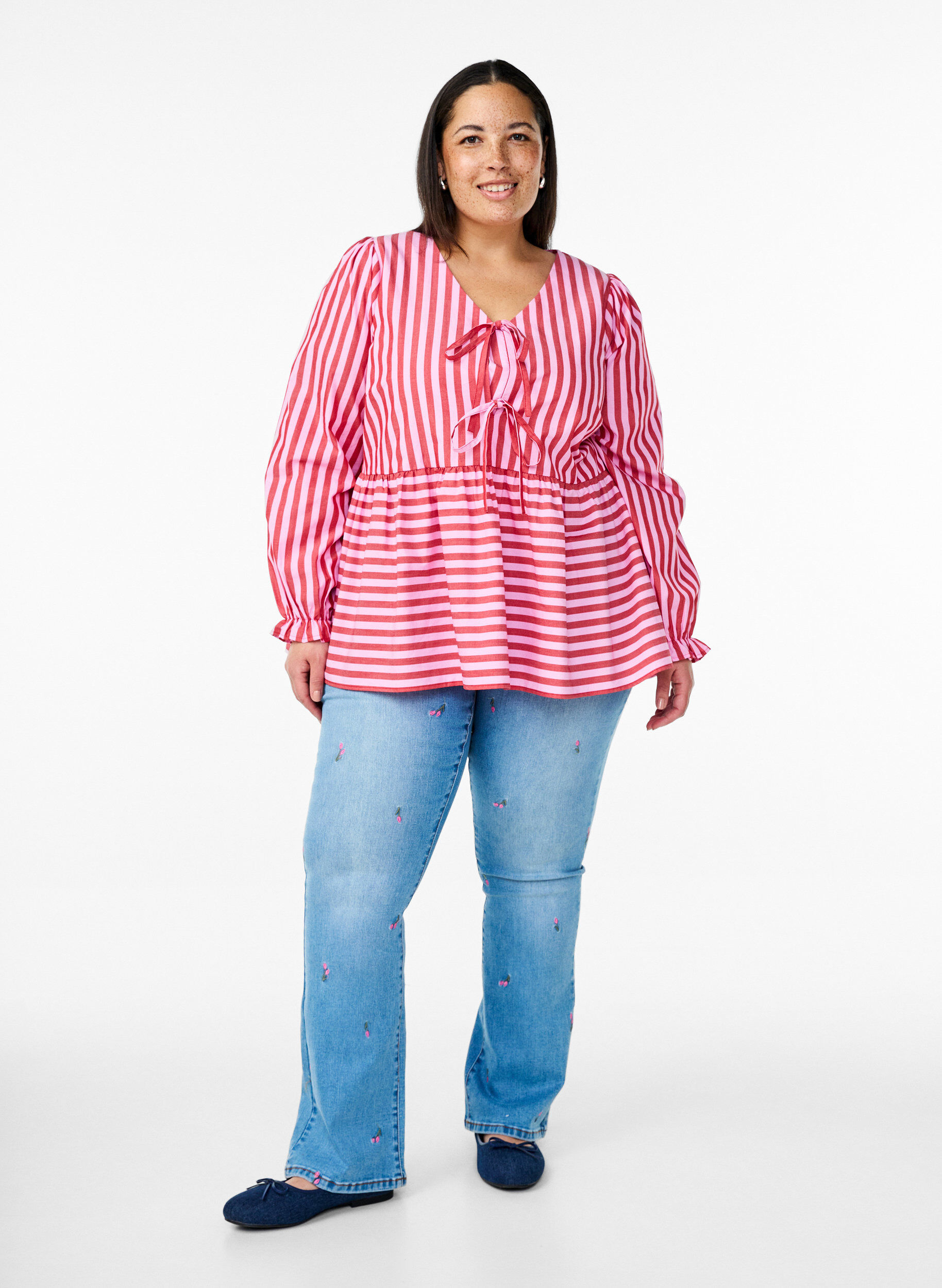 Jeans bootcut avec des fleurs brod&eacute;es, Bleu Clair, Model