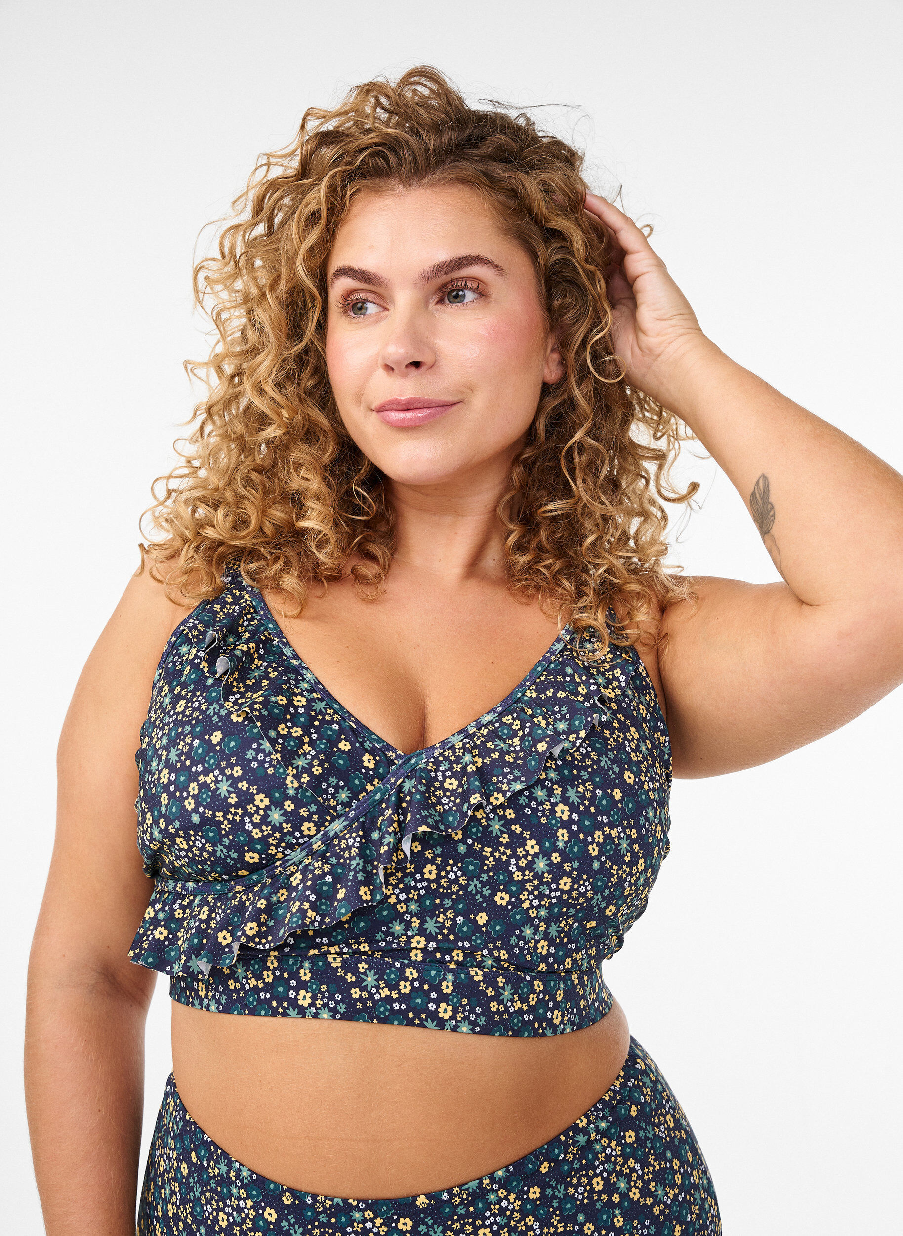 Haut de bikini &agrave; fleurs et &agrave; d&eacute;tails de jabot, Bleu p&eacute;trole, Model
