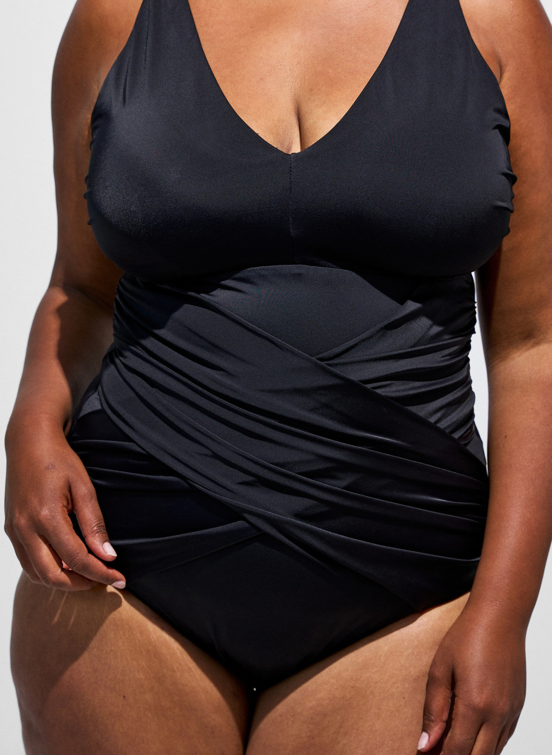 ZizziBadeanzug mit gekreuztem Raffungselement, Schwarz, Model image number 2