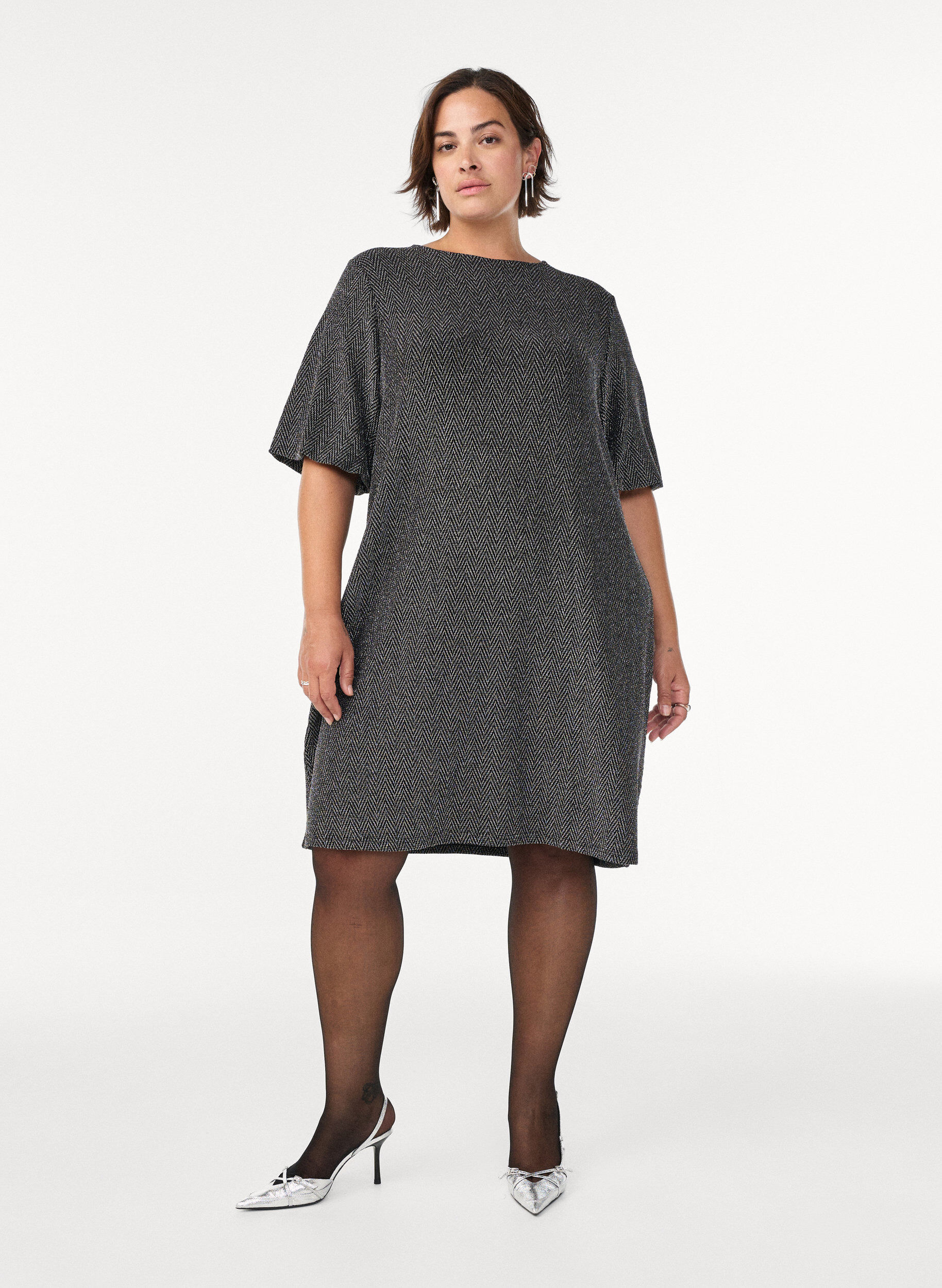 Zizzi Kurzes Kleid mit Glitzermuster, Schwarz, Model image number 1